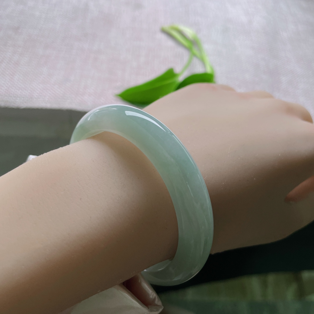 53.1/11.5/8，浅绿底正圈，水润，悦动新绿，沁人心脾。，ss48564a