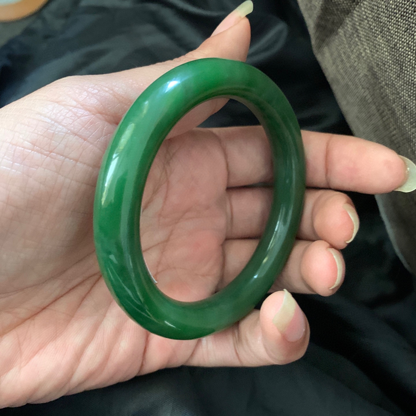 59.8圈口和田玉碧玉菠菜绿圆条手镯，和田玉59.8圈口手镯，镯型古朴典雅。在诗情画意的雨巷相遇，你是我腕间的一抹风情，有你眸有深情.清风荡漾湖间静水，我愿俯身低眉，在烟波涟漪处寻