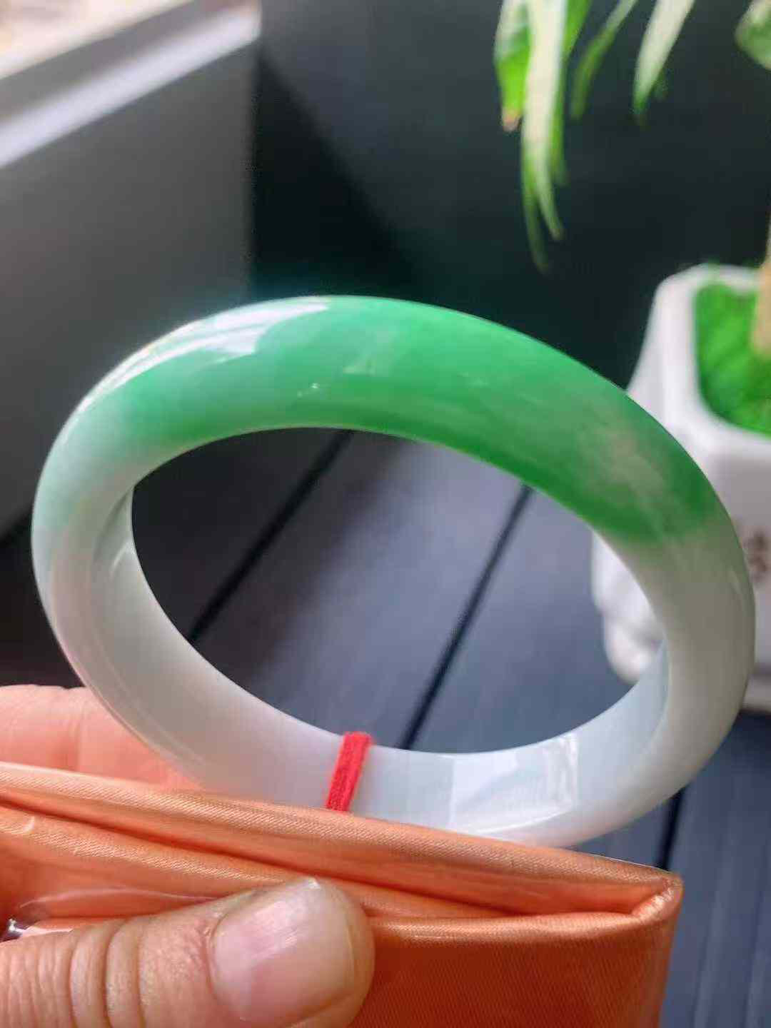 【翡翠名称】老种飘阳绿53.5正圈口手镯
【翡翠尺寸】53.5/12.3/7.4mm适合52.5-5