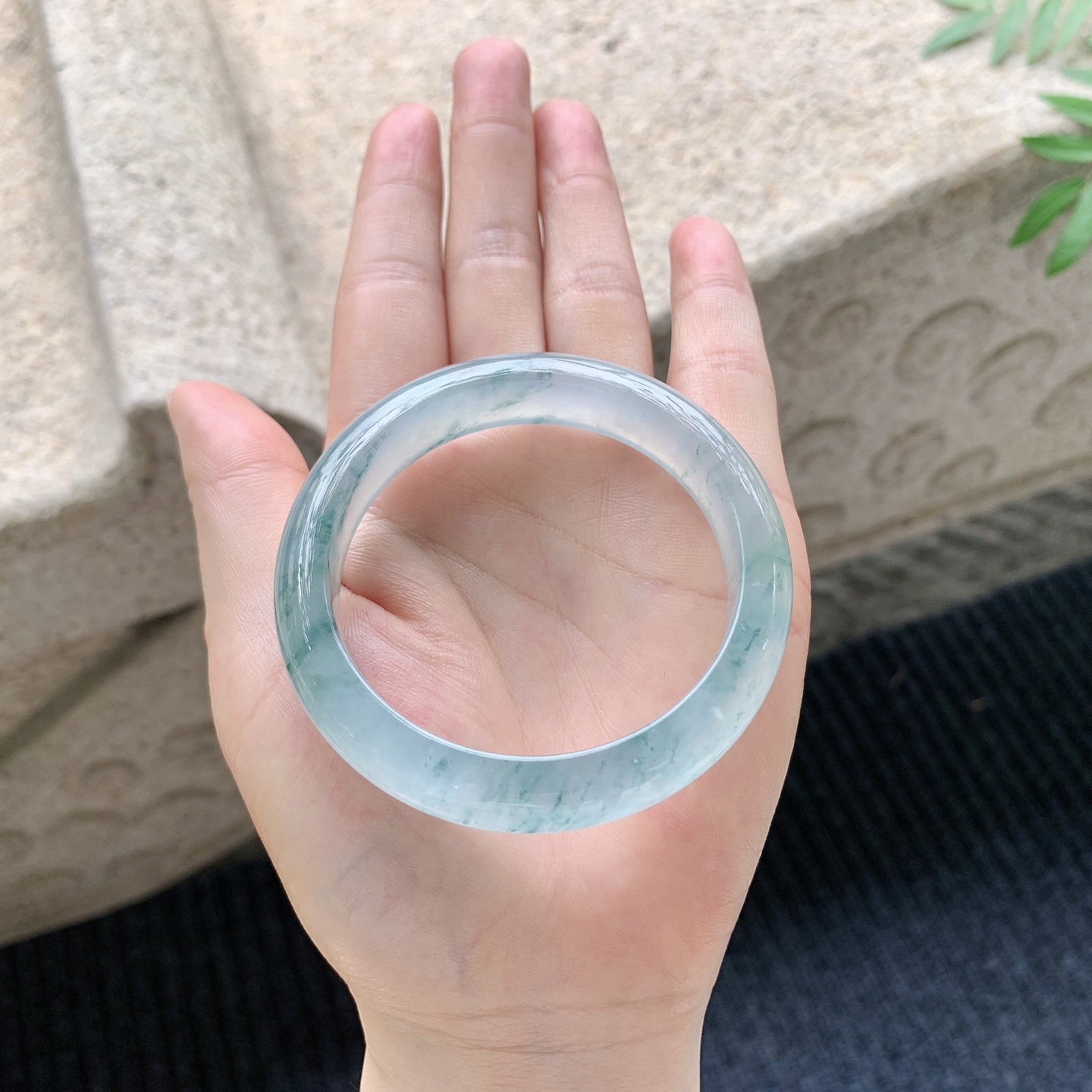 正圈51 52 【圈口】52.7/11.8/8 【编码】QX041124 【描述】冰种飘花，清透，水润，种老，细腻，打灯有絮线