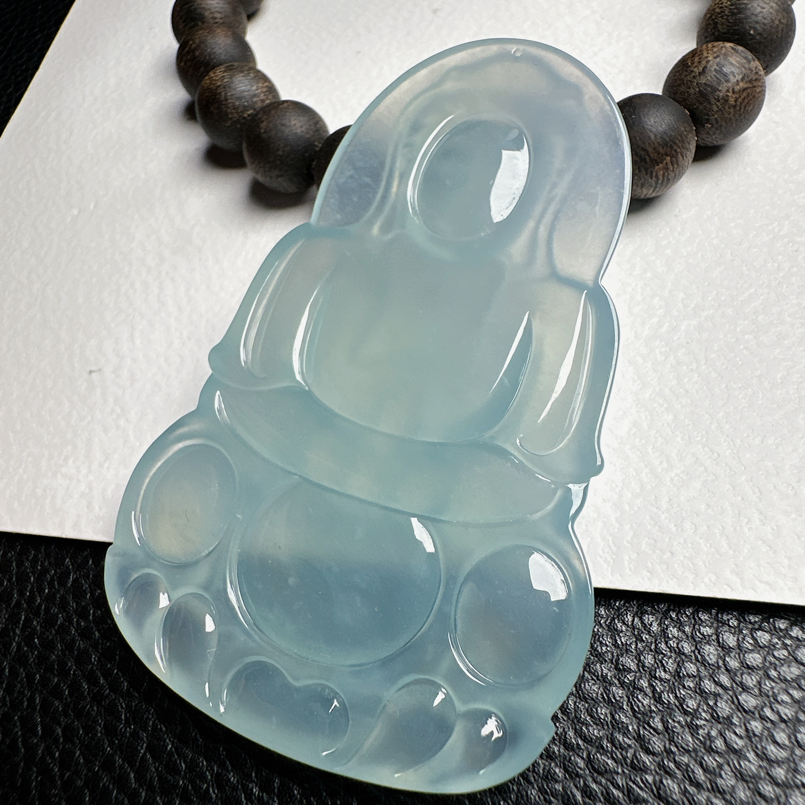 【冰种正装观音】蓝底色泽，质地细腻，通透度上佳，冰感十足，适合佩戴