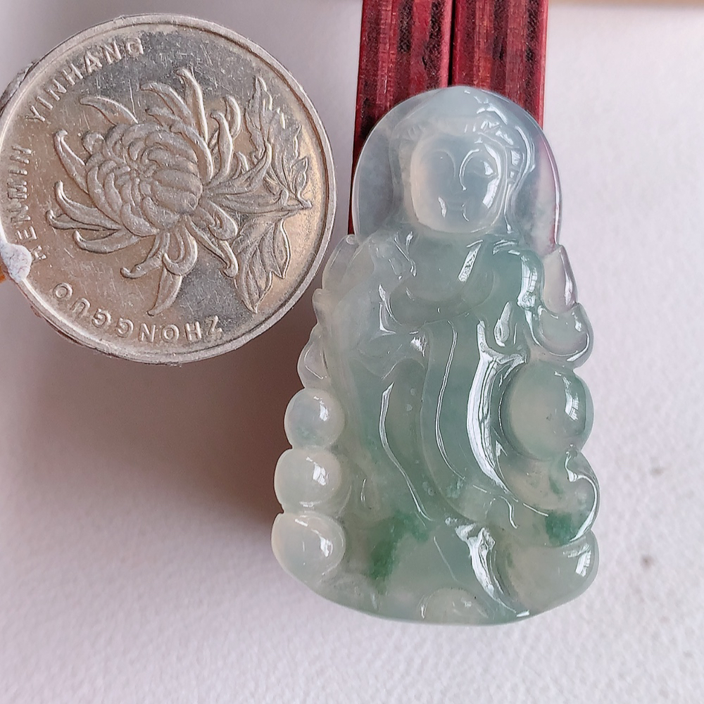 冰润精雕观音吊坠，法相端庄大气，工艺精湛，种色浓郁，细腻饱满冰润，种老水足，收藏佳品，佩戴大气  W01.8   尺寸：39.8-23-4.8mm