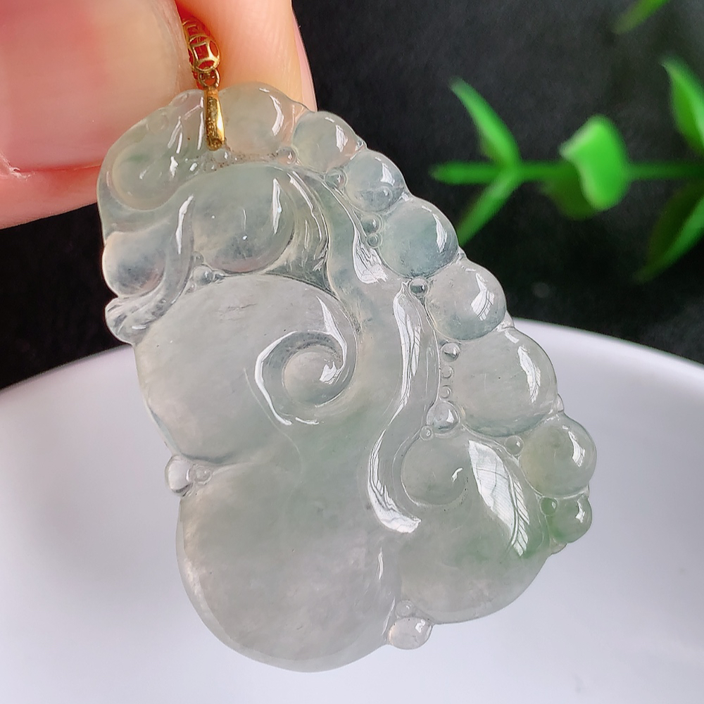 18k金扣冰润飘花吉祥如意翡翠吊坠  寓意“万事如意，吉祥如意,福寿绵长 心想事成”饱满大气，通透水润  W141.8 尺寸：38.5-27.8-4.8mm