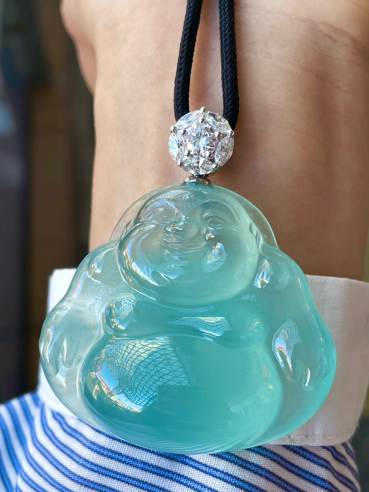 【天空蓝佛】冰正装观音，中等尺寸，冰感动人，通透闪耀，光可鉴人，佳品推荐。18k金钻镶嵌，裸石尺寸41.6*45.9*15.9毫米