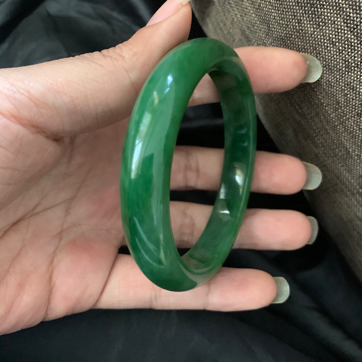 63圈口和田玉碧玉菠菜绿手镯，和田玉63圈口手镯，镯型古朴典雅。在诗情画意的雨巷相遇，你是我腕间的一抹风情，有你眸有深情.清风荡漾湖间静水，我愿俯身低眉，在烟波涟漪处寻