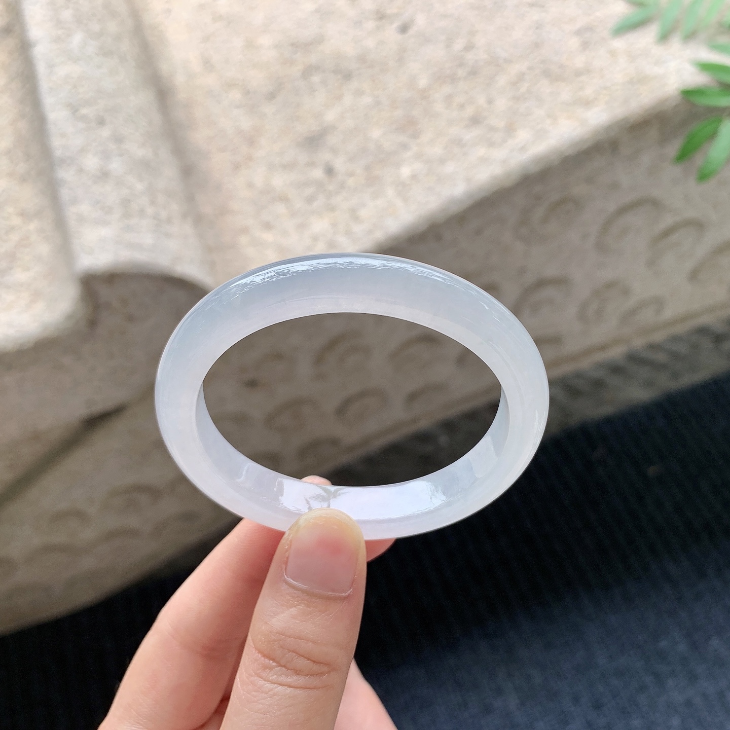 贵妃51 52【圈口】52/45/9.8/7.3【编码】A2041128【描述】糯冰底色，水润，种老，细腻，打灯有棉线