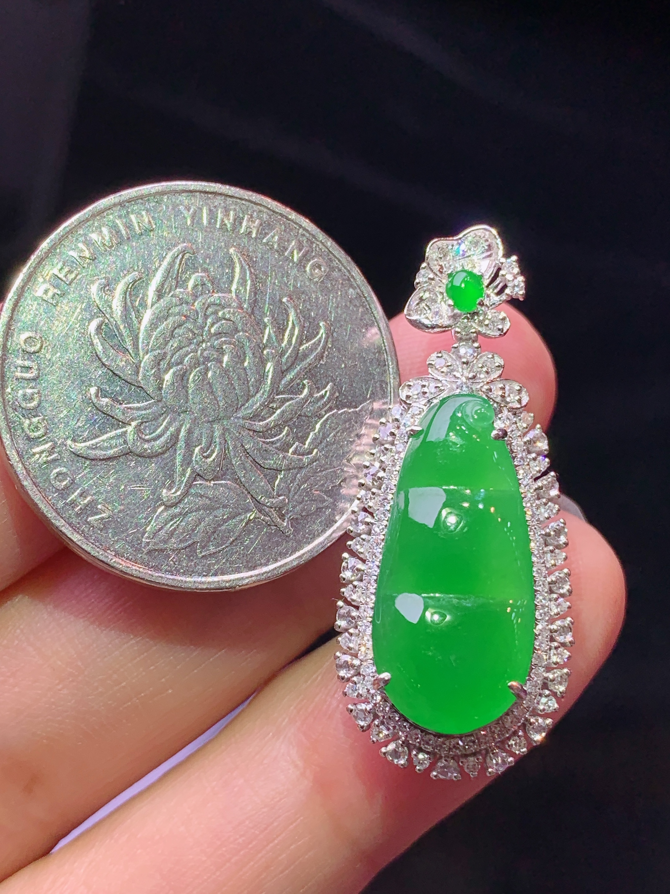 18k金钻镶嵌满绿四季豆吊坠 玉质细腻 色泽艳丽清新 水润亮眼 整体尺寸32.5*14*10k1