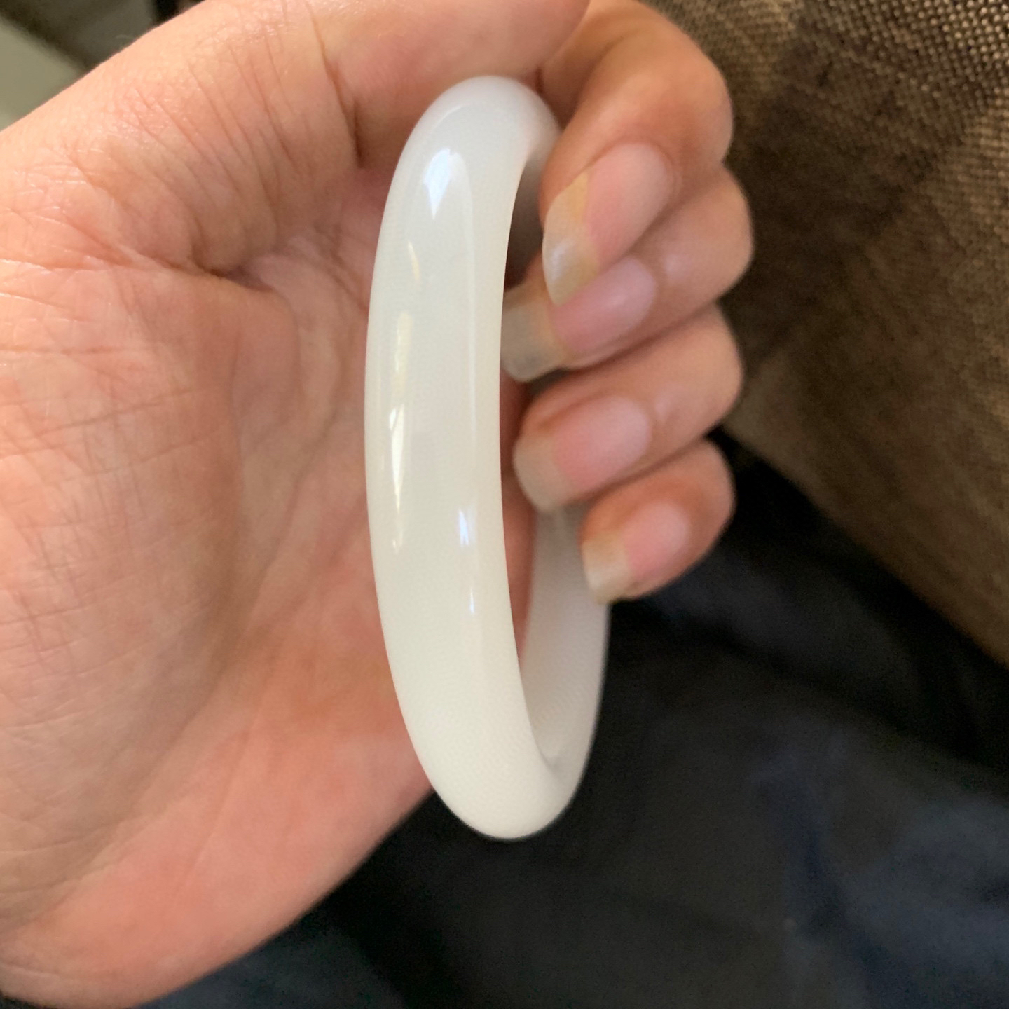 59.6圈口和田玉羊脂白玉手镯，和田玉59.6圈口手镯，镯型古朴典雅。在诗情画意的雨巷相遇，你是我腕间的一抹风情，有你眸有深情.清风荡漾湖间静水，我愿俯身低眉，在烟波涟漪处寻