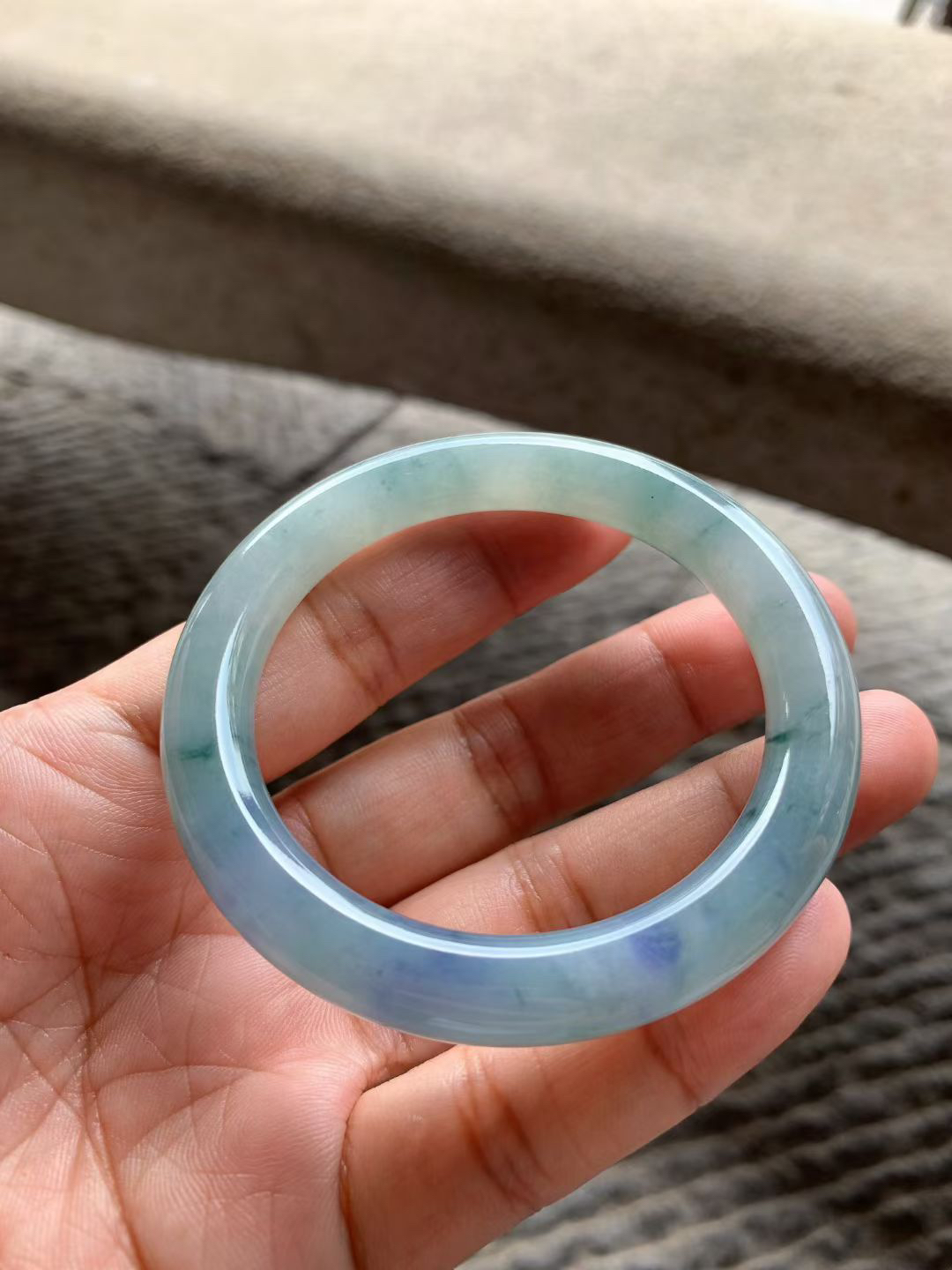 紫罗兰配花圆条手镯尺寸 52.8*9.5*9.5 种质细腻，水润光泽，紫调温婉，花色灵动！