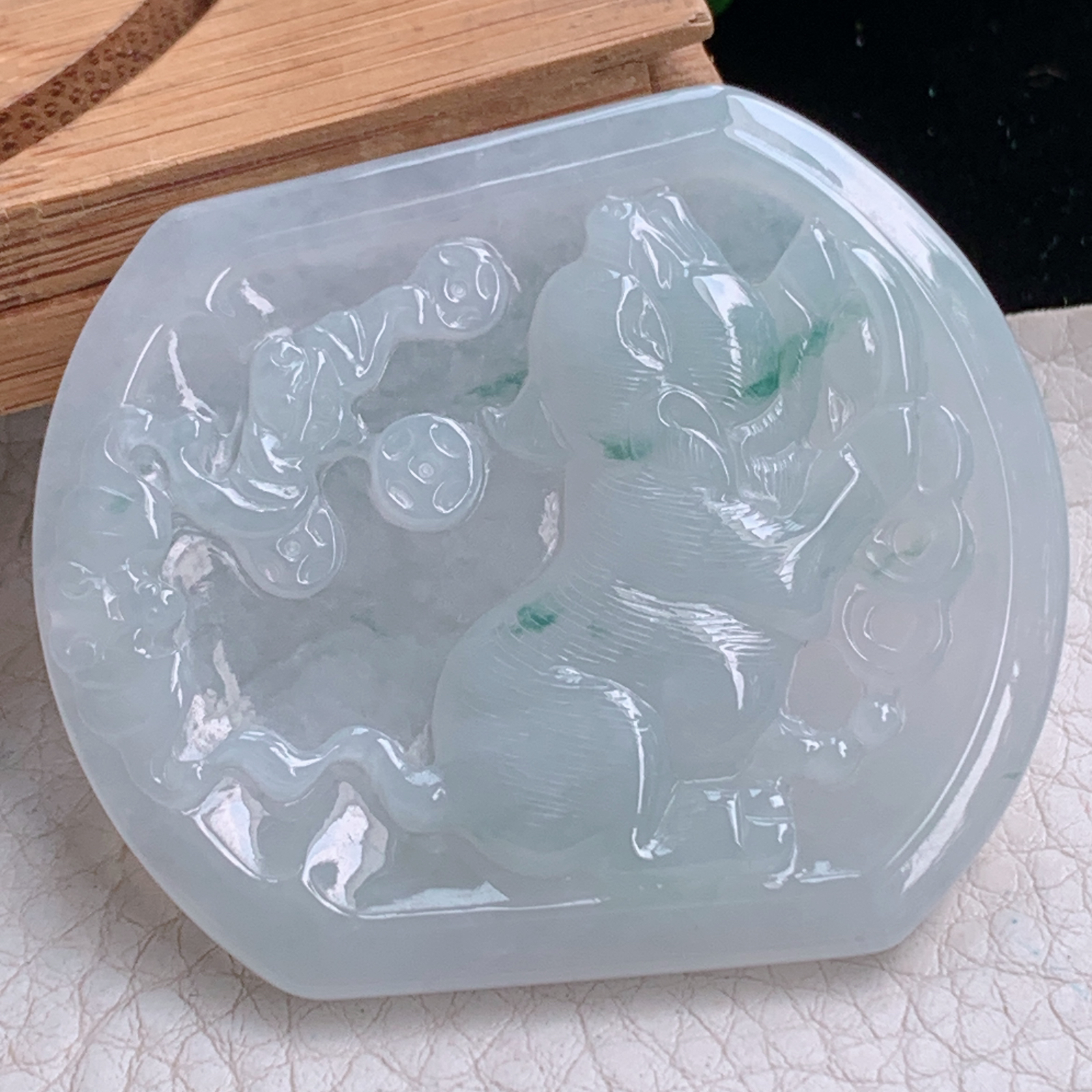 yn实拍52.8*46*5.5天然缅甸翡翠a货冰飘花招财猪 生肖猪玉吊坠