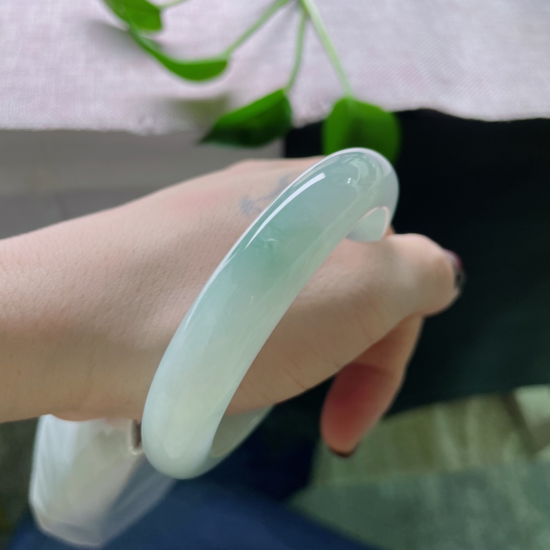 57.4/12.2/8.4，绿底正圈，一抹浅浅的飘花点缀，水润莹透、绿意氤氲。无裂，ss54633a