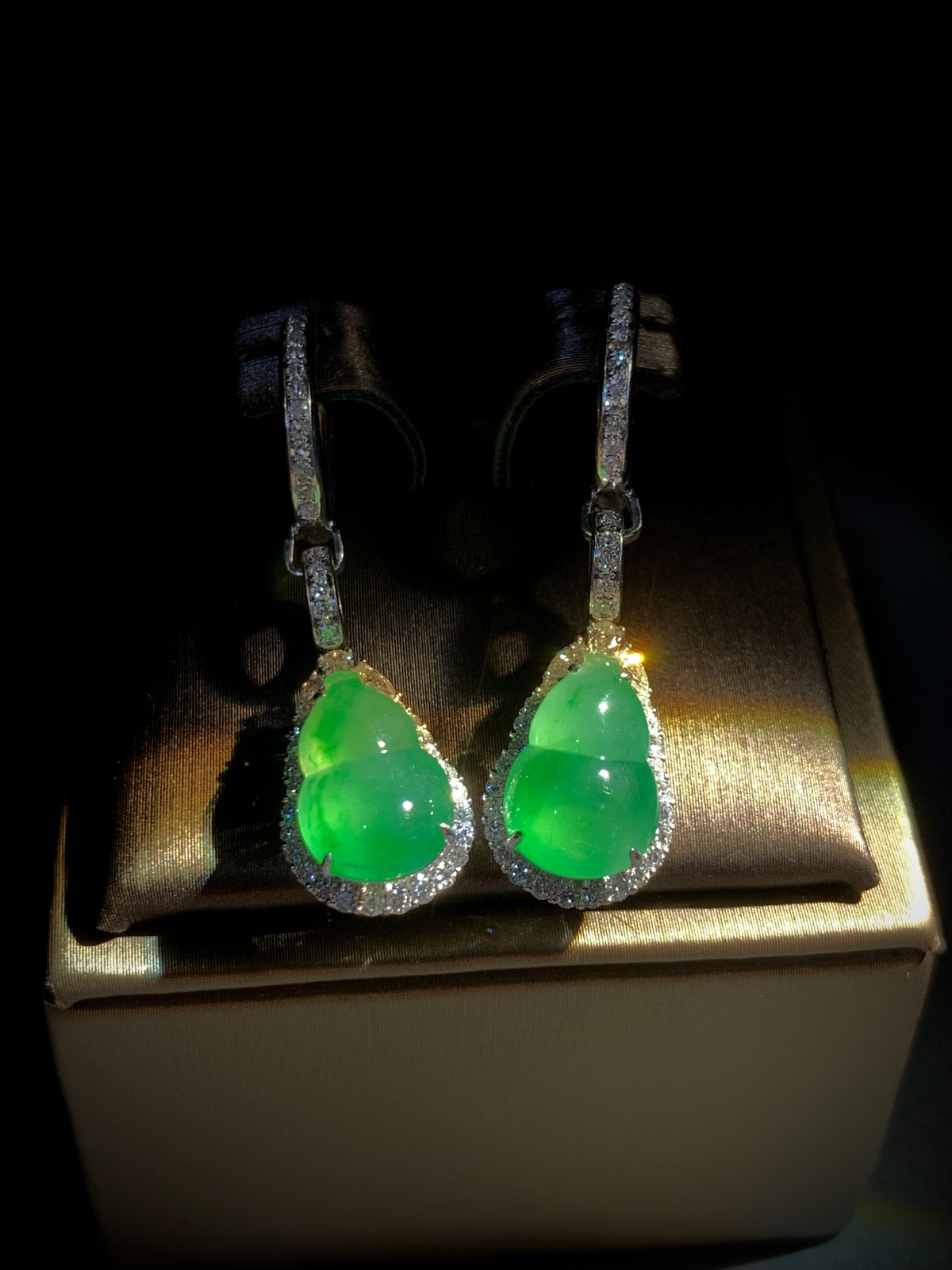 绿葫芦耳坠吊坠两用款，
裸石约12.3-8.5-4.5mm，
37.5-吊坠整体22.6-10.6-7.2mm，
7g，18K金，南非钻，