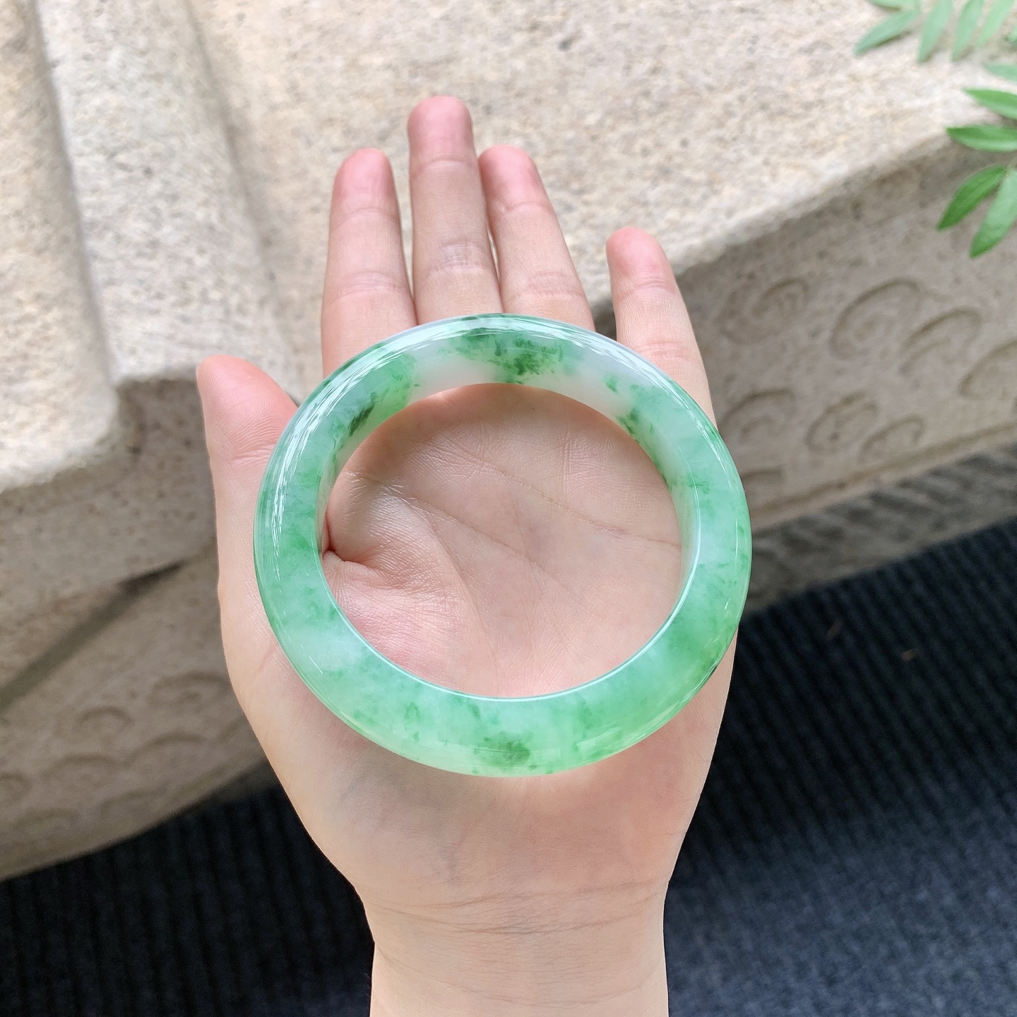 正圈57 58【圈口】58.8/12.6/10【编码】A3041130【描述】冰糯绿花，水润，种老，