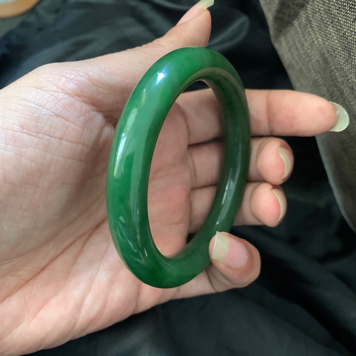 59.8圈口和田玉碧玉菠菜绿圆条手镯，和田玉59.8圈口手镯，镯型古朴典雅。在诗情画意的雨巷相遇，你是我腕间的一抹风情，有你眸有深情.清风荡漾湖间静水，我愿俯身低眉，在烟波涟漪处寻