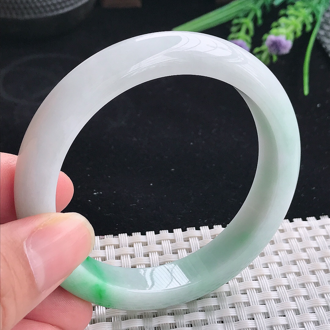 实拍A货翡翠56.8/12/8.5老坑精美冰润飘阳绿手镯宽边玉镯平安镯美人镯