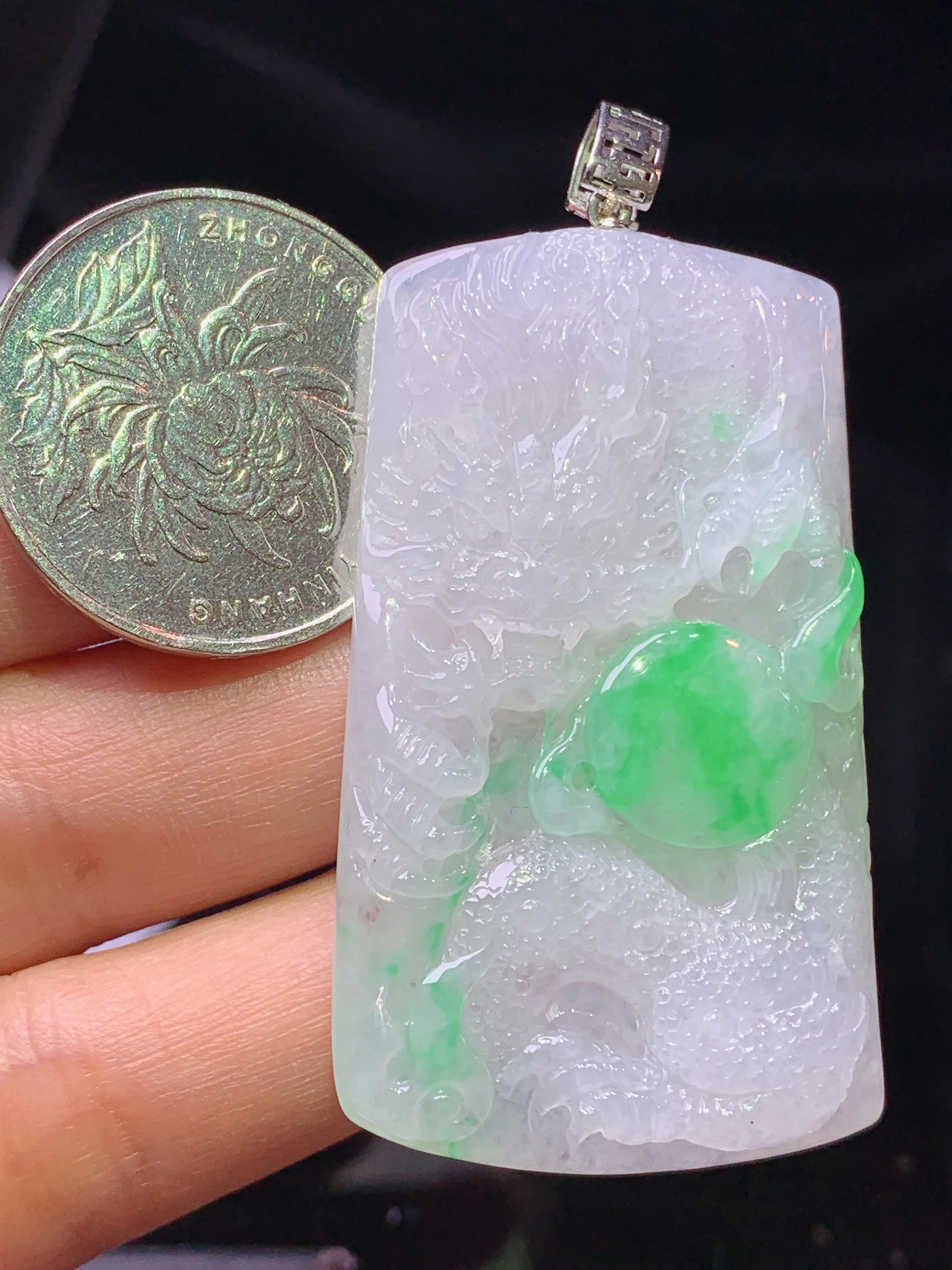 18k金镶嵌飘绿山水牌子吊坠 玉质细腻 色泽艳丽清新 水润亮眼 整体尺寸58*28.5*5.6x1