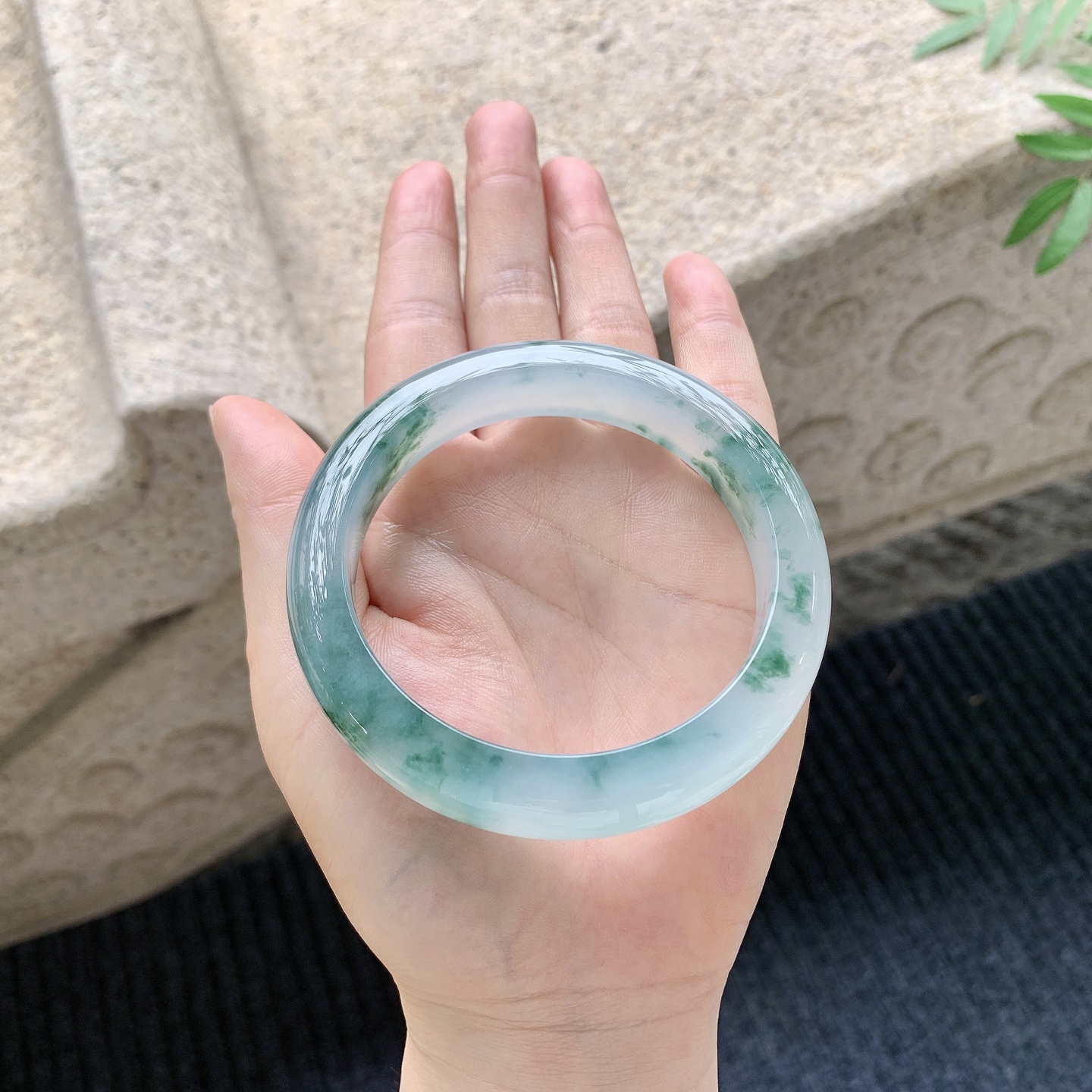 正圈59 60 【圈口】60/13.4/9.7 【编码】BK041138 【描述】冰飘花，清透，水润，种老，细腻，无纹裂