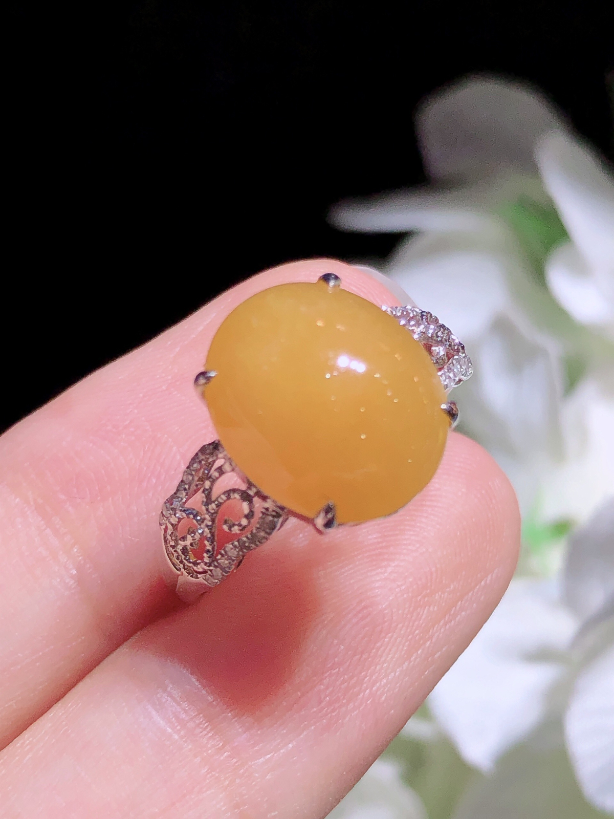 18K金镶 蜜糖黄蛋面戒指 完美 水润色艳 品相饱满..