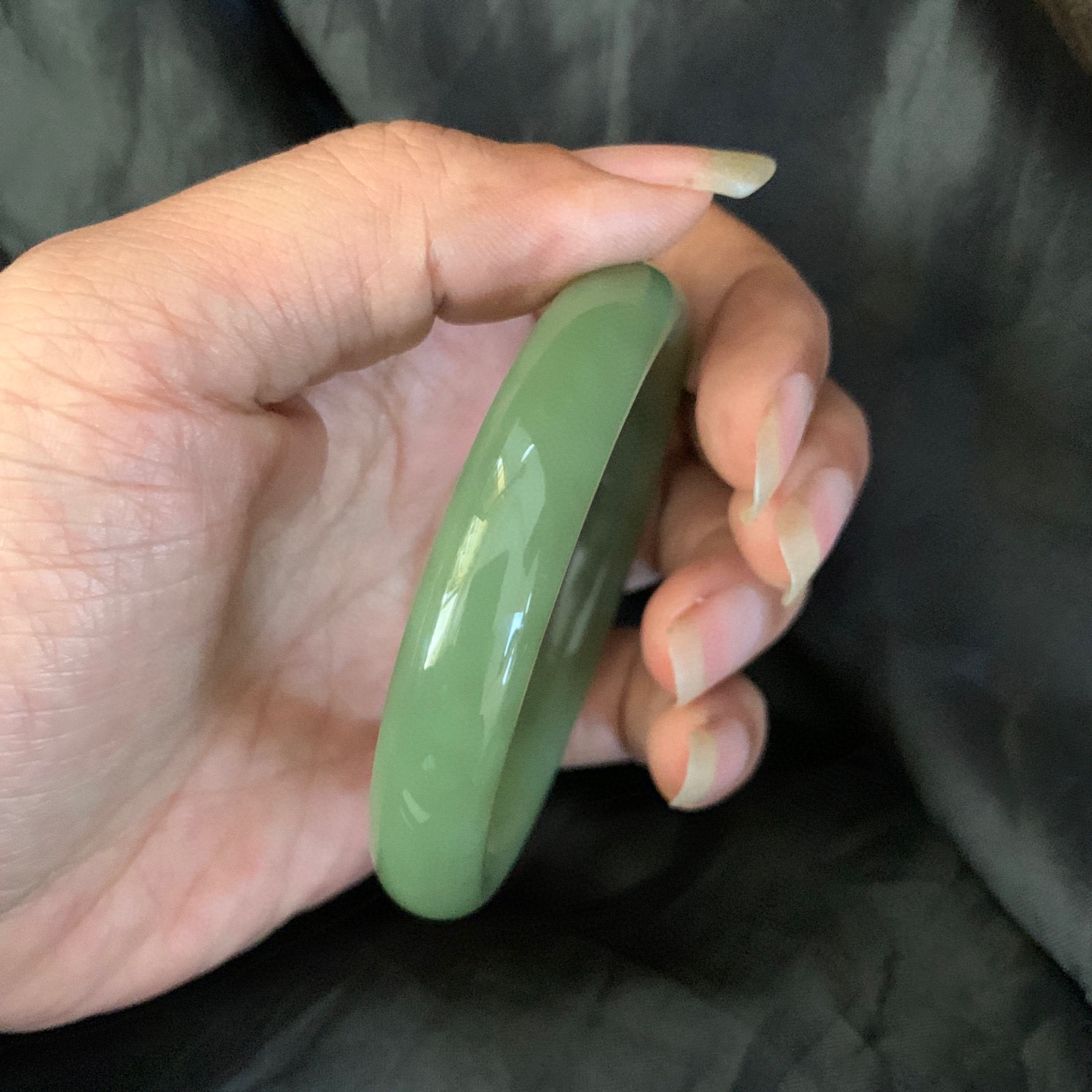 57圈口和田玉黄口料手镯，和田玉57圈口手镯，镯型古朴典雅。在诗情画意的雨巷相遇，你是我腕间的一抹风情，有你眸有深情.清风荡漾湖间静水，我愿俯身低眉，在烟波涟漪处寻