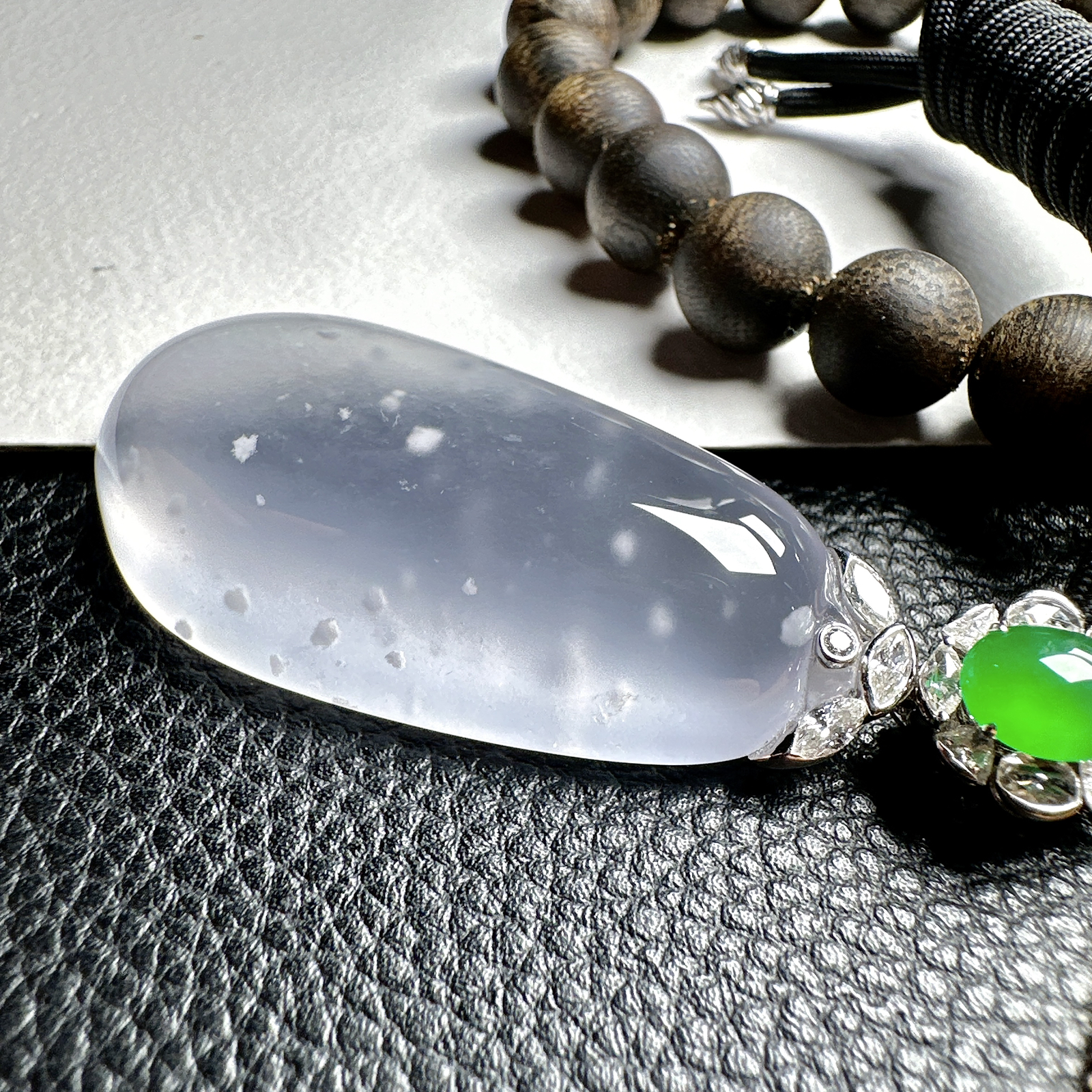 【玻璃种福瓜吊坠】雪花棉老料，种水上乘，晶莹剔透，纯净通透，莹光感很强。收藏品质，18k金钻镶嵌，裸