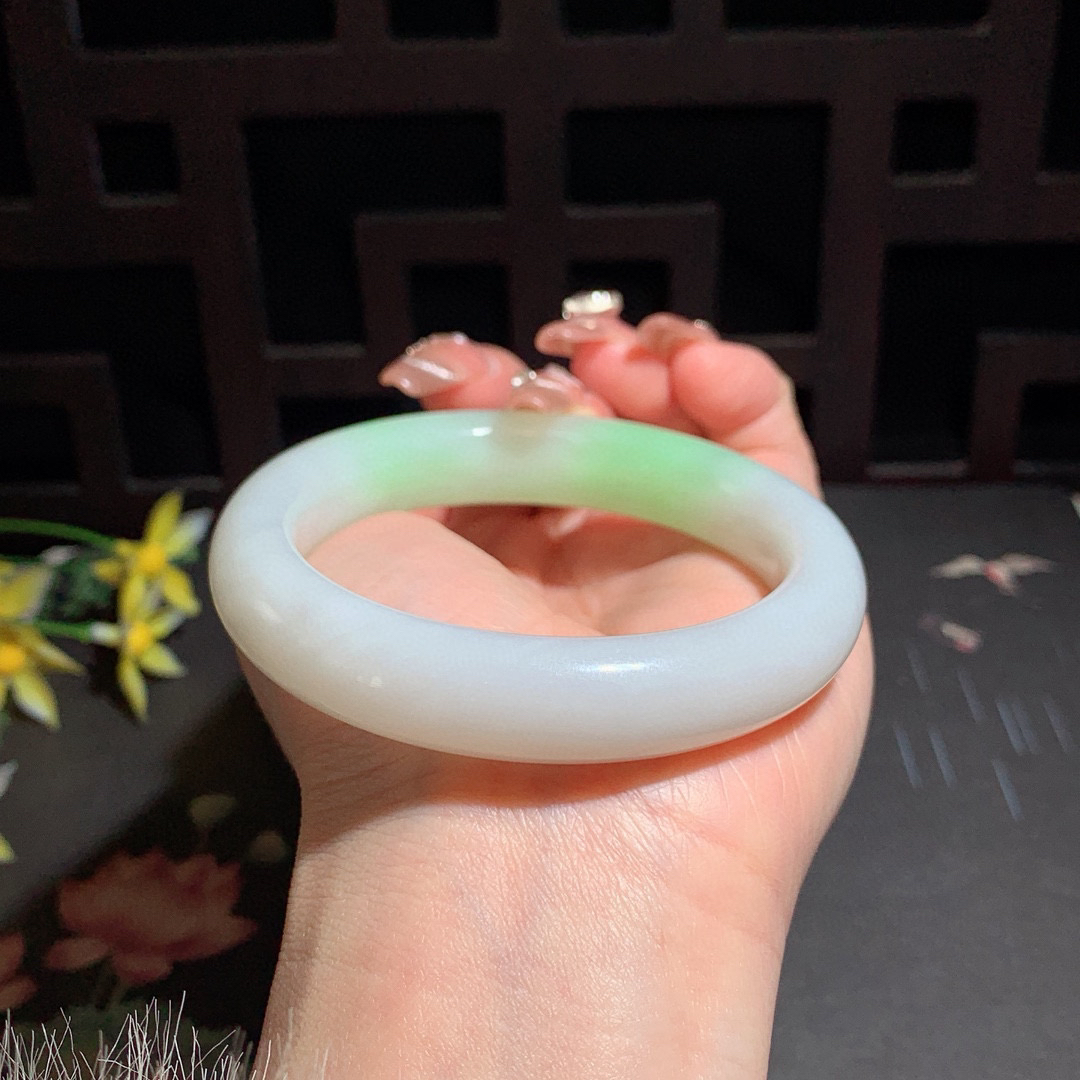 和田玉58圈口翠青手镯，玉质细腻油润 底色纯净 无裂无杂 脂粉好，品质高