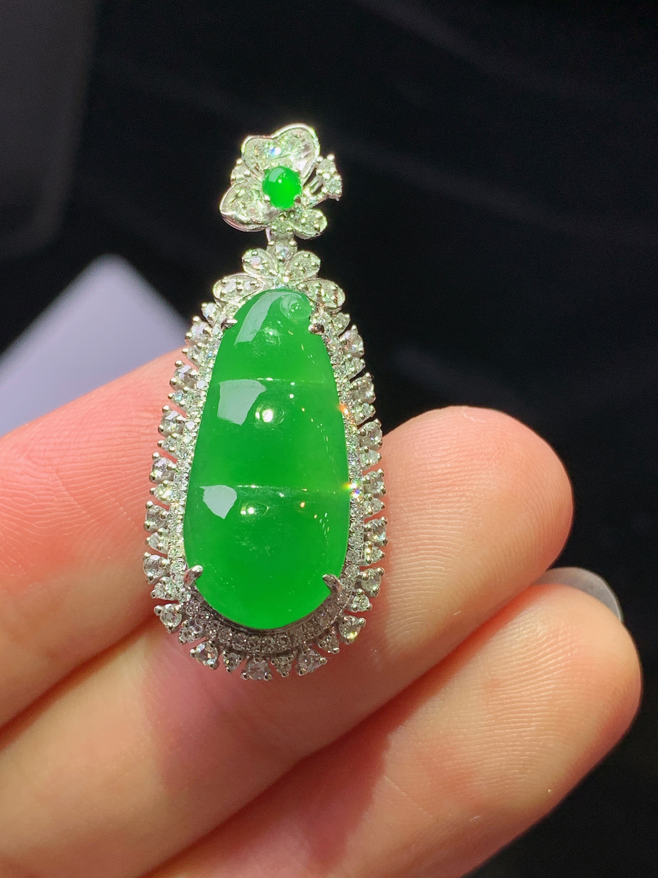 18k金钻镶嵌满绿四季豆吊坠 玉质细腻 色泽艳丽清新 水润亮眼 整体尺寸32.5*14*10k1