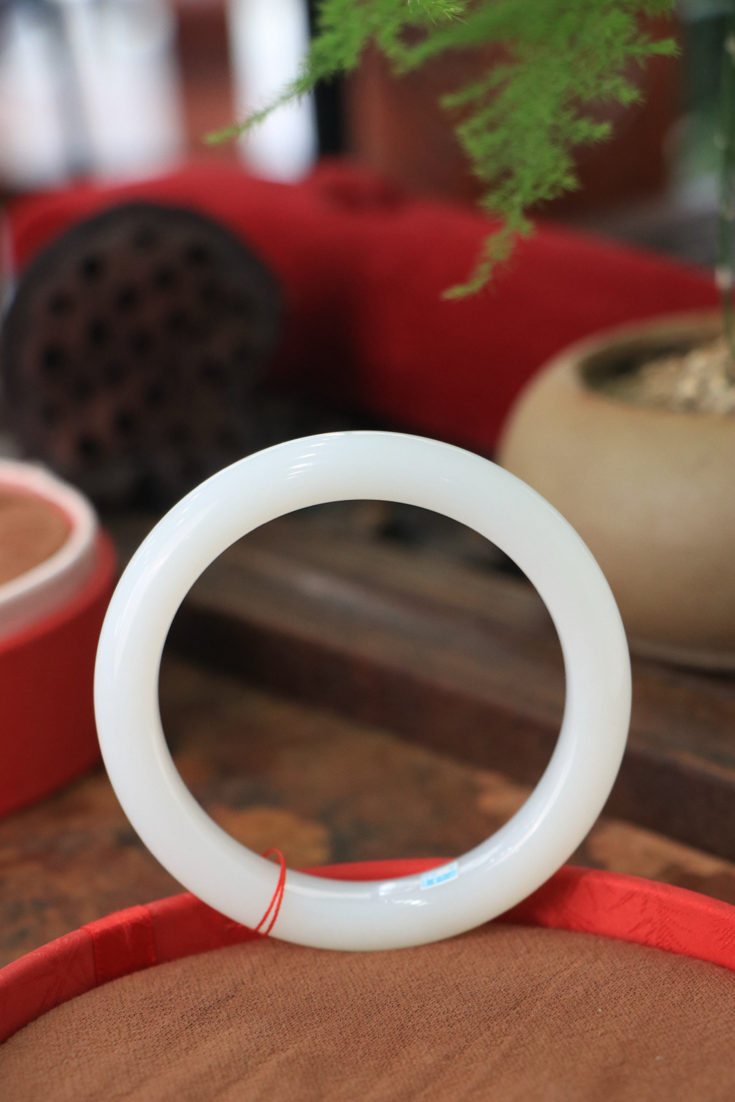 羊59羊脂白玉手镯和田玉山料手镯59圈口宽12厚9无裂无杂无水线特细腻 高脂粉，高品质，萦绕腕间时，古韵不失时尚，素雅不失品味，细腻光滑的触感，使人沉醉，气质高雅 魅力动人