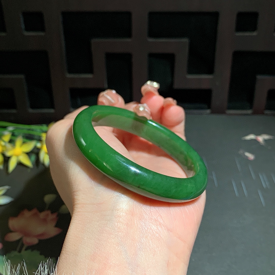 和田玉52.8圈口菠菜绿碧玉手镯！玉质细腻油润 底色纯净 无裂无棉 脂粉好，品质高。