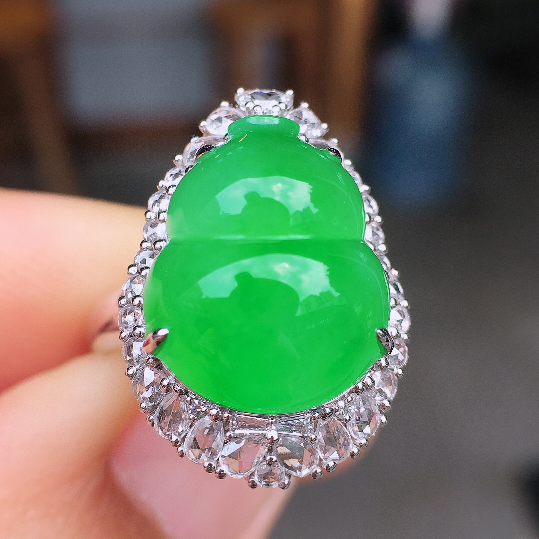 阳绿葫芦戒指/吊坠两用款，色泽均匀艳丽，玉质细腻，荧光感超
强，饱满圆润，尽显优雅气质，18k
金豪