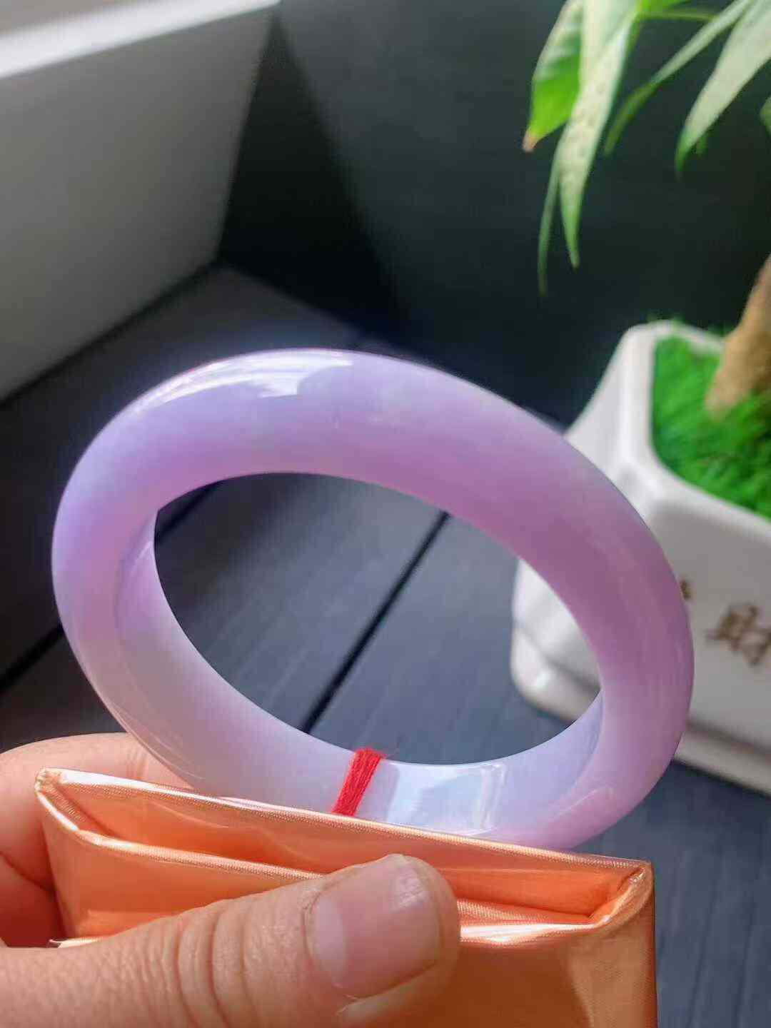 【翡翠名称】老种紫罗兰53.7正圈口手镯
【翡翠尺寸】53.7/12.5/9mm适合52.5-55正圈口佩戴
【翡翠描述】宝贝种老水足，玉质细腻，色泽靓丽，性价比高，佩戴效果好！
【其它赠送】权威证书/精美挂绳盒子/支持全国复检