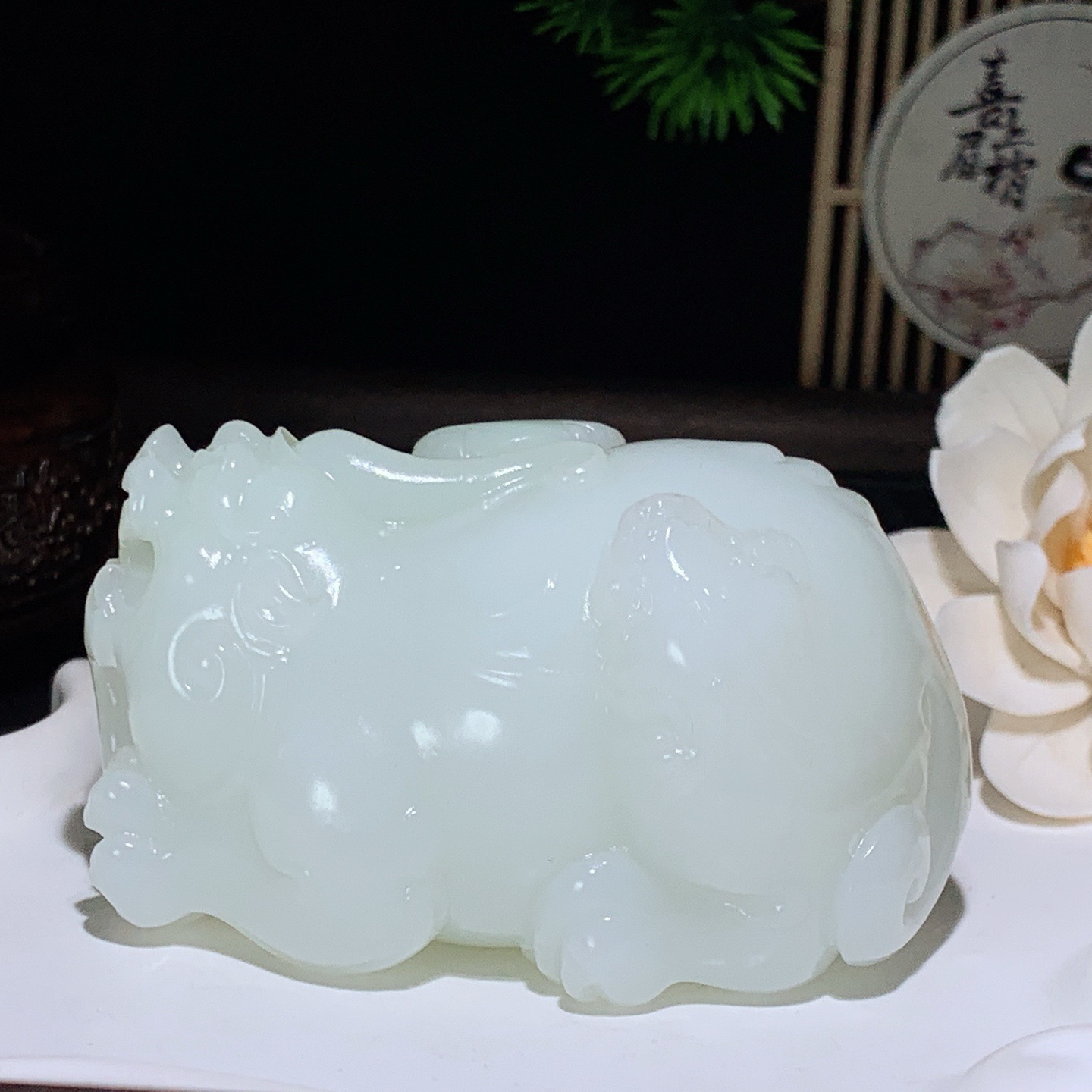 新疆和田玉羊脂白翠青招财进宝携子上朝貔貅把件 尺寸74/52/43重254
.5克。玉质细腻油润。手推出油。佩戴高端典雅。lt260410