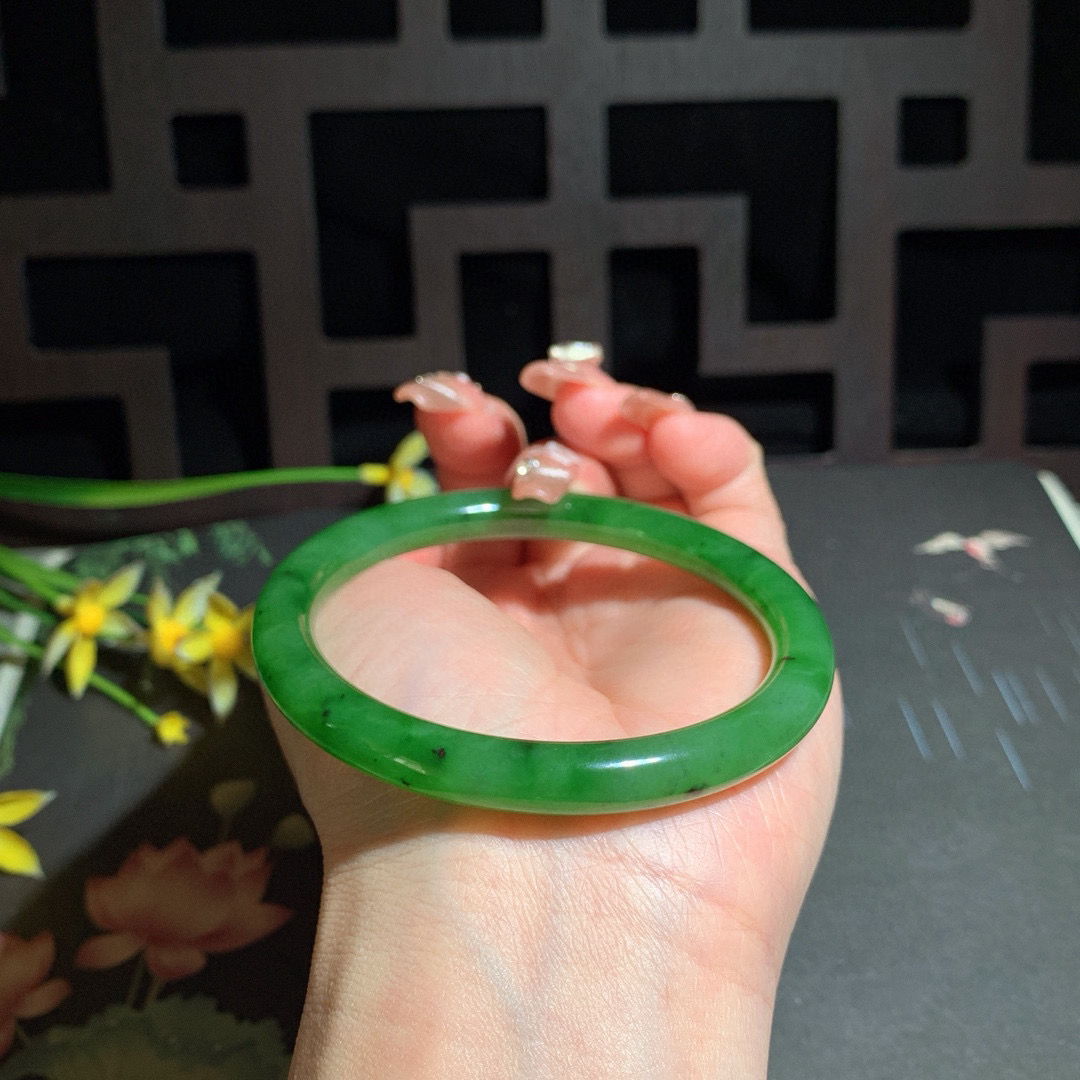 和田玉59圈口阳绿色圆条碧玉手镯！玉质细腻油润 底色纯净 无裂无棉 脂粉好，品质高。