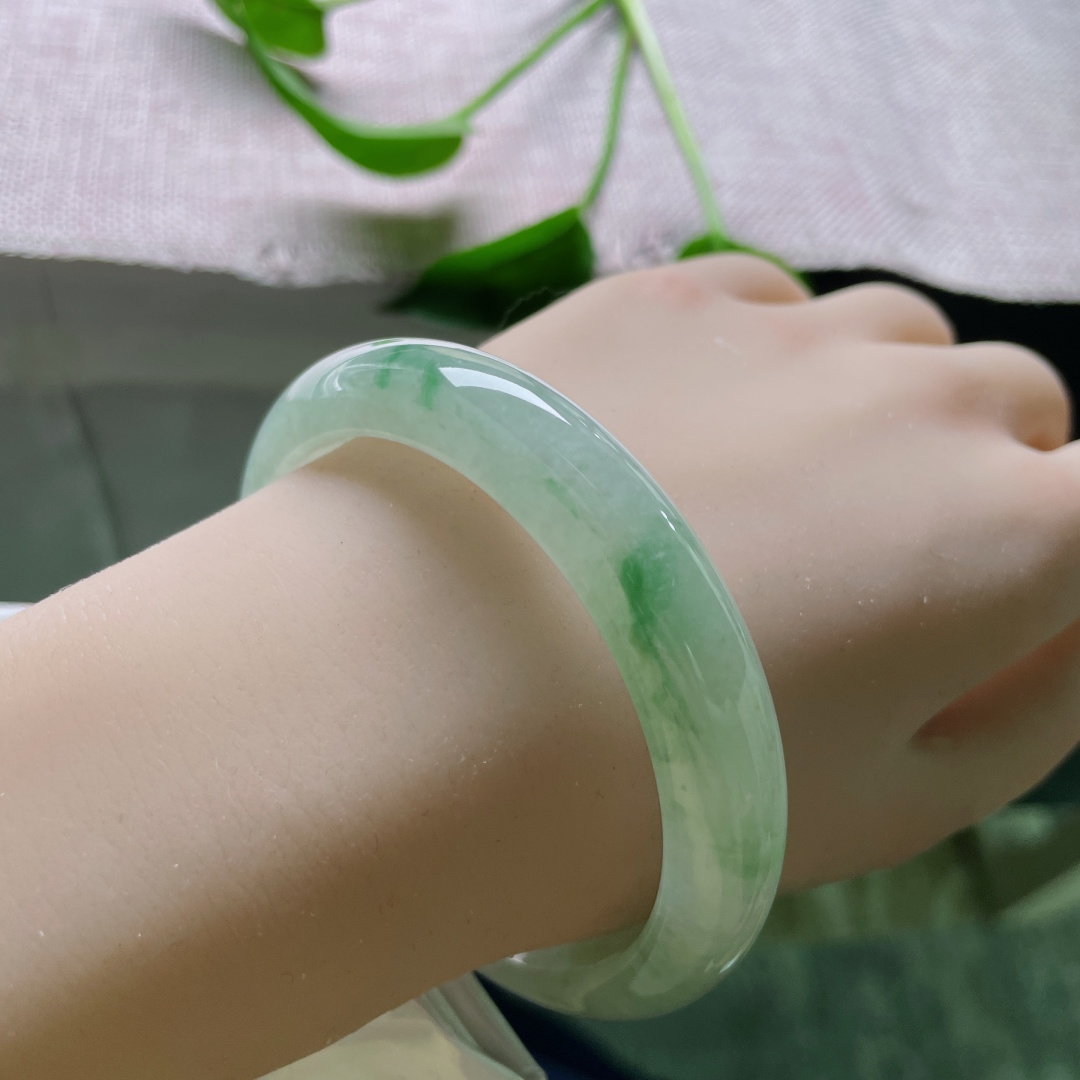 59.8/12.2/8.2飘花正圈，水头好，质地温润细腻，东方美人骨，翡翠玲珑心。，ss50175a