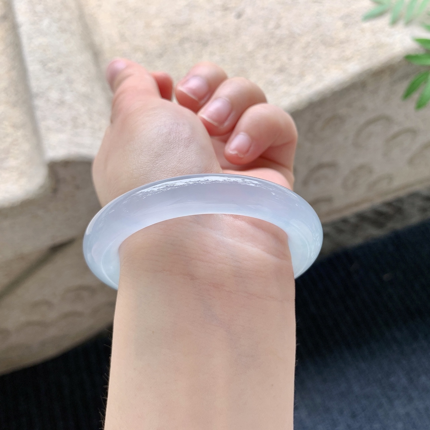 圆条49 50 【圈口】50/9.6/9.6 【编码】LH041143 【描述】冰种，清透，水润，种老，细腻，无纹裂