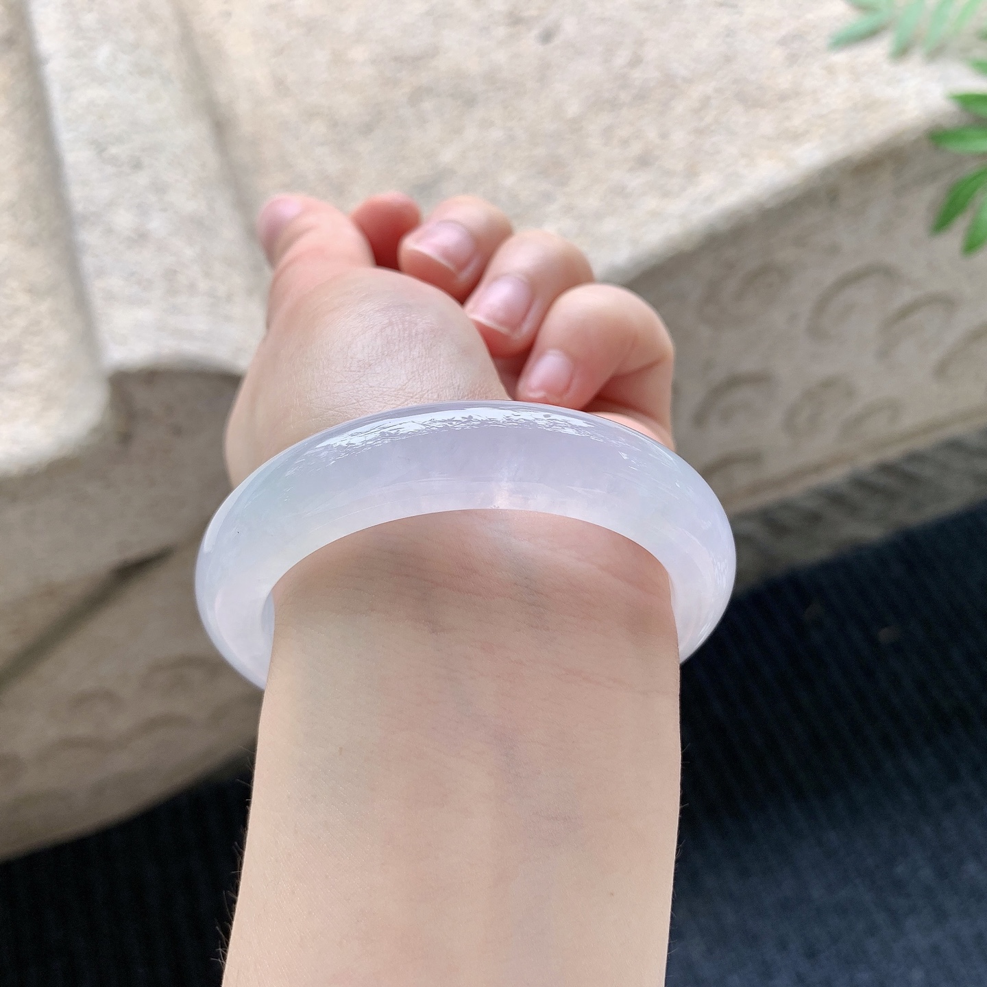 正圈51 52 【圈口】52.6/12.1/8.6 【编码】A2041121 【描述】糯冰粉紫，水润，种老，细腻，有纹线