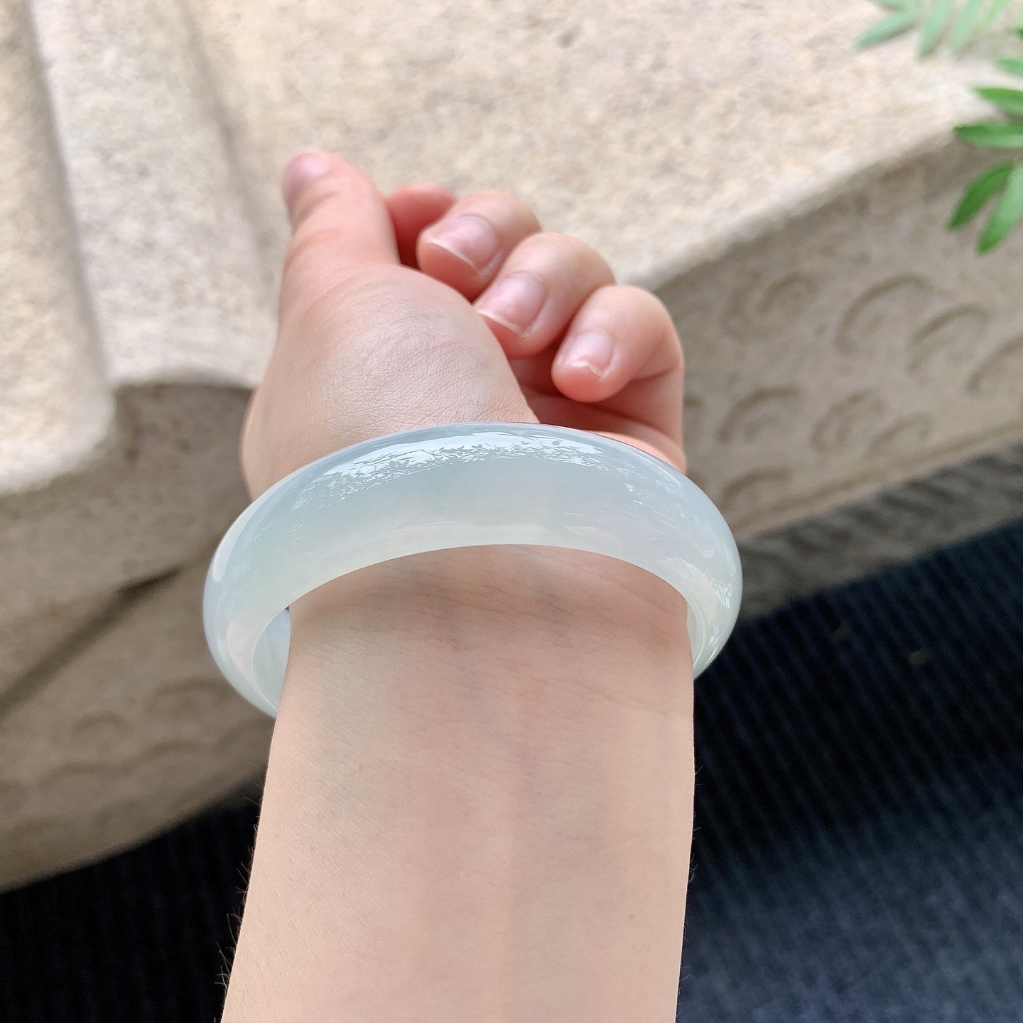 正圈55 56 【圈口】56/15.3/7 【编码】QX041111 【描述】糯冰晴绿，宽版，水润，种老，细腻，无纹裂