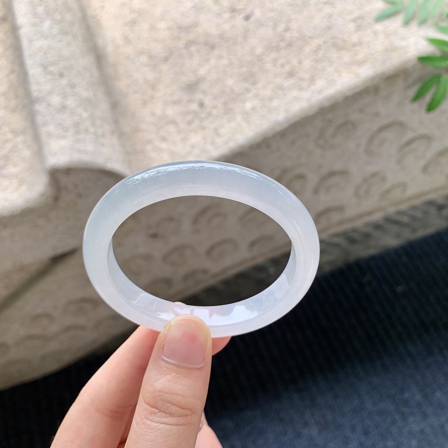 贵妃51 52【圈口】52/45/9.8/7.3【编码】A2041128【描述】糯冰底色，水润，种老，细腻，打灯有棉线