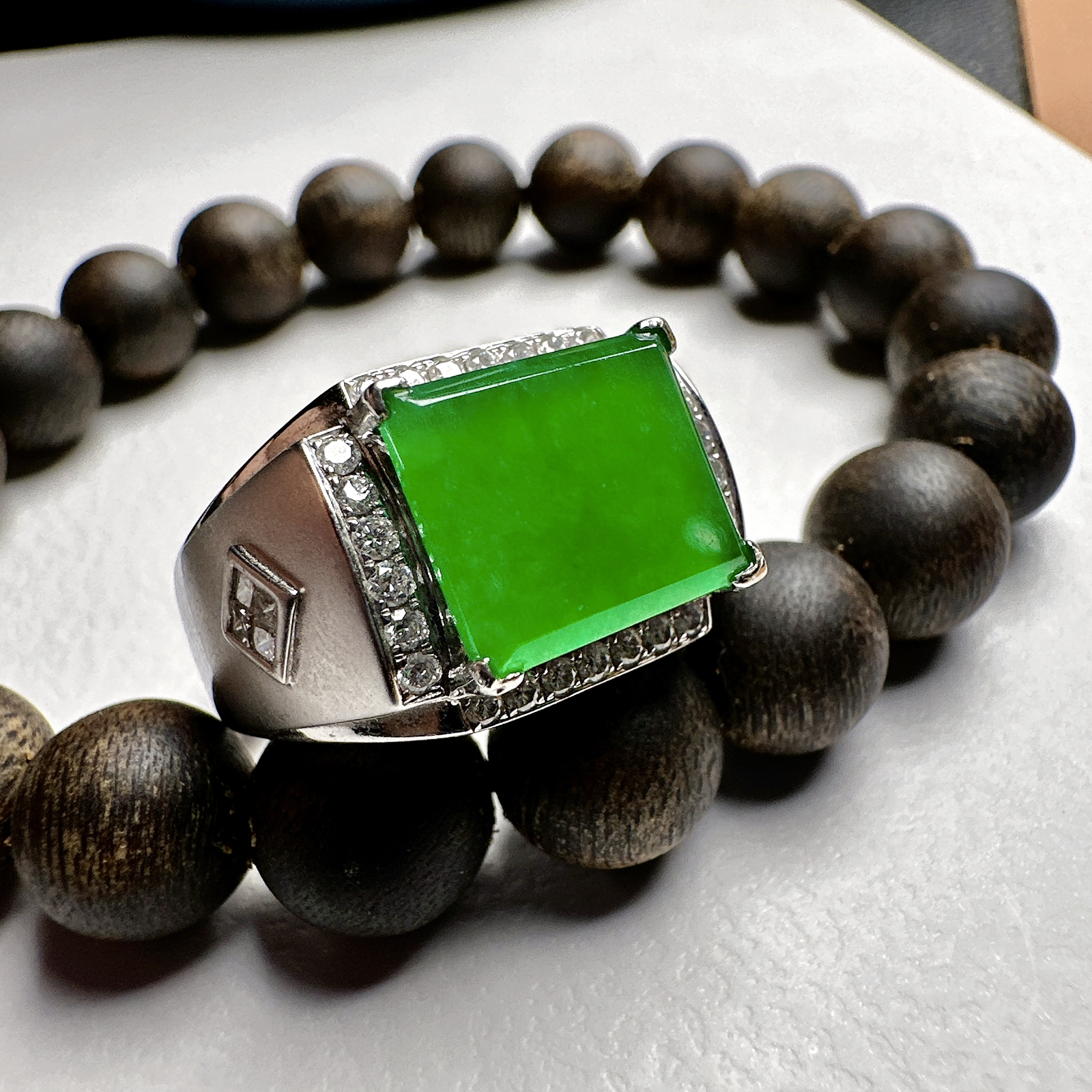 【冰种满绿马鞍戒指】种水色俱全，冰透闪亮，通透感饱满度很好，18k金钻镶嵌，裸石尺寸12.3*10.