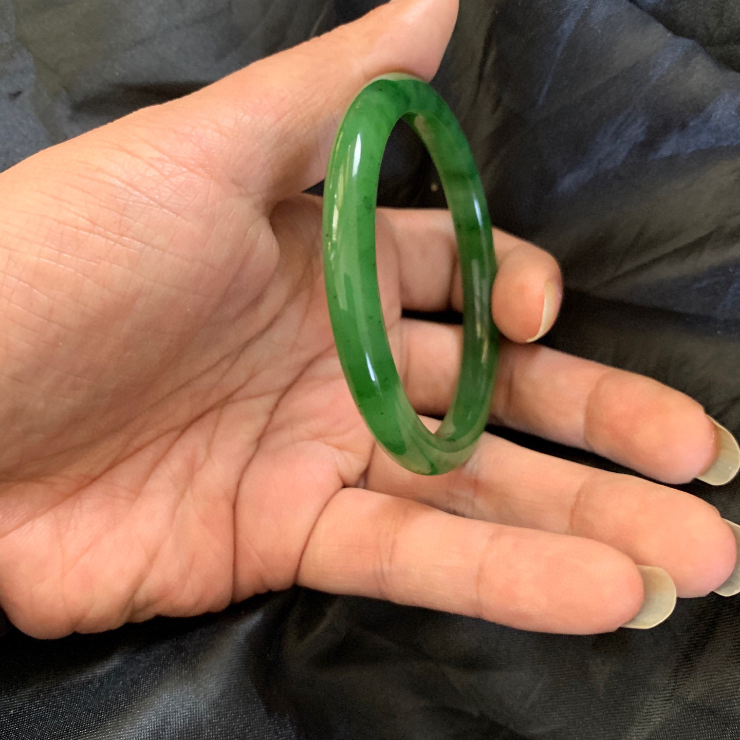 55圈口和田玉碧玉阳绿色手镯，和田玉55圈口手镯，镯型古朴典雅。在诗情画意的雨巷相遇，你是我腕间的一抹风情，有你眸有深情.清风荡漾湖间静水，我愿俯身低眉，在烟波涟漪处寻