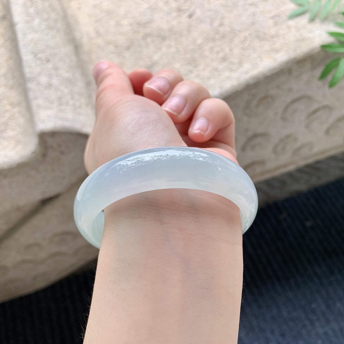 正圈55 56 【圈口】56/15.3/7 【编码】QX041111 【描述】糯冰晴绿，宽版，水润，种老，细腻，无纹裂