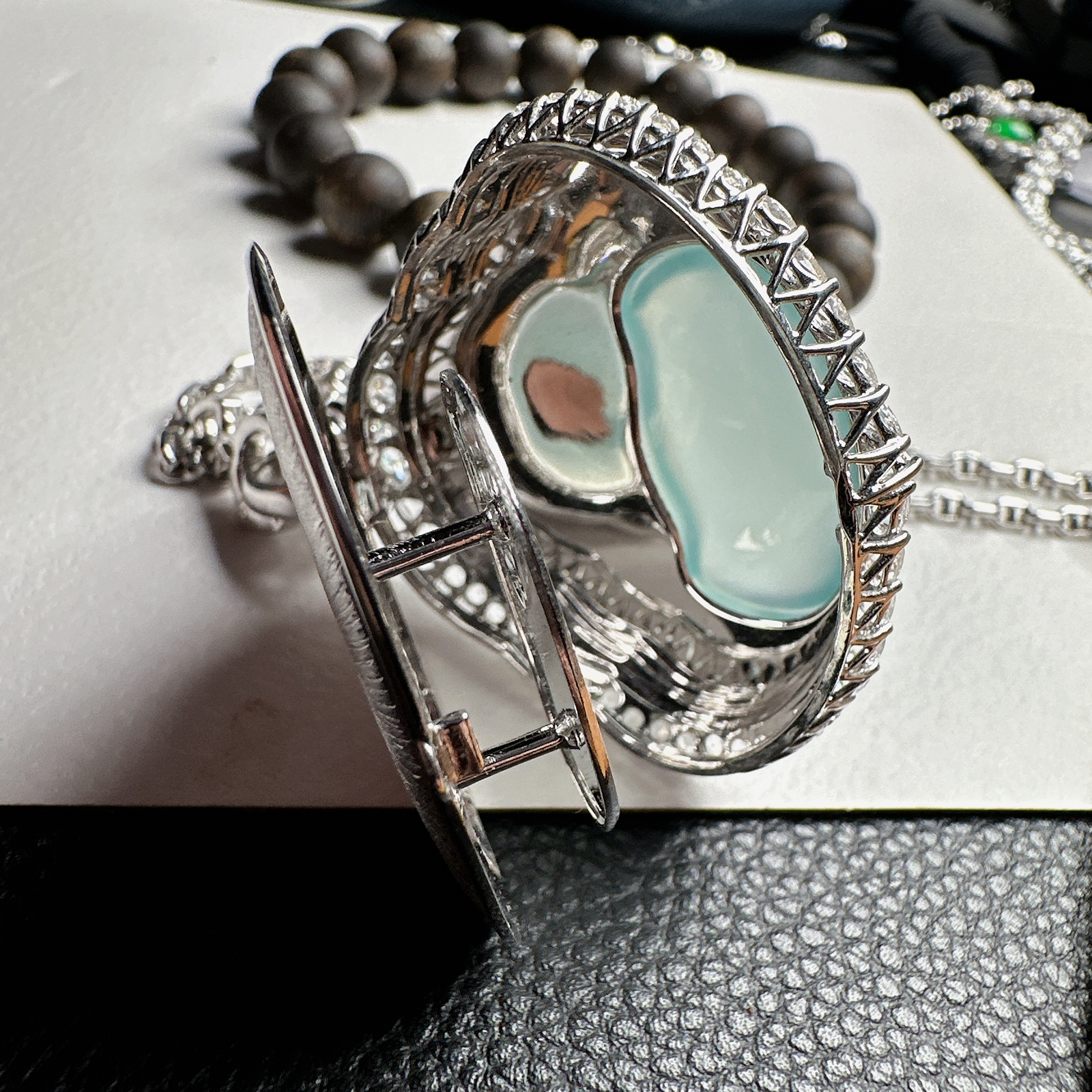 【冰种天空蓝佛】大尺寸，冰感动人，通透闪耀，光可鉴人，佳品推荐。收藏品质，18k金钻镶嵌，裸石尺寸38.6*32.7*4.5毫米