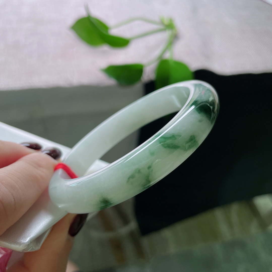 58/11.7/7.5，飘花正圈，水润细腻，那花，飘得疏淡——或几点，或一絮，洇在冰底，软软地化开。，ss49382a