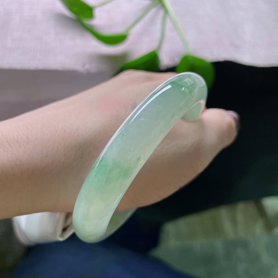 59.8/12.2/8.2飘花正圈，水头好，质地温润细腻，东方美人骨，翡翠玲珑心。，ss50175a