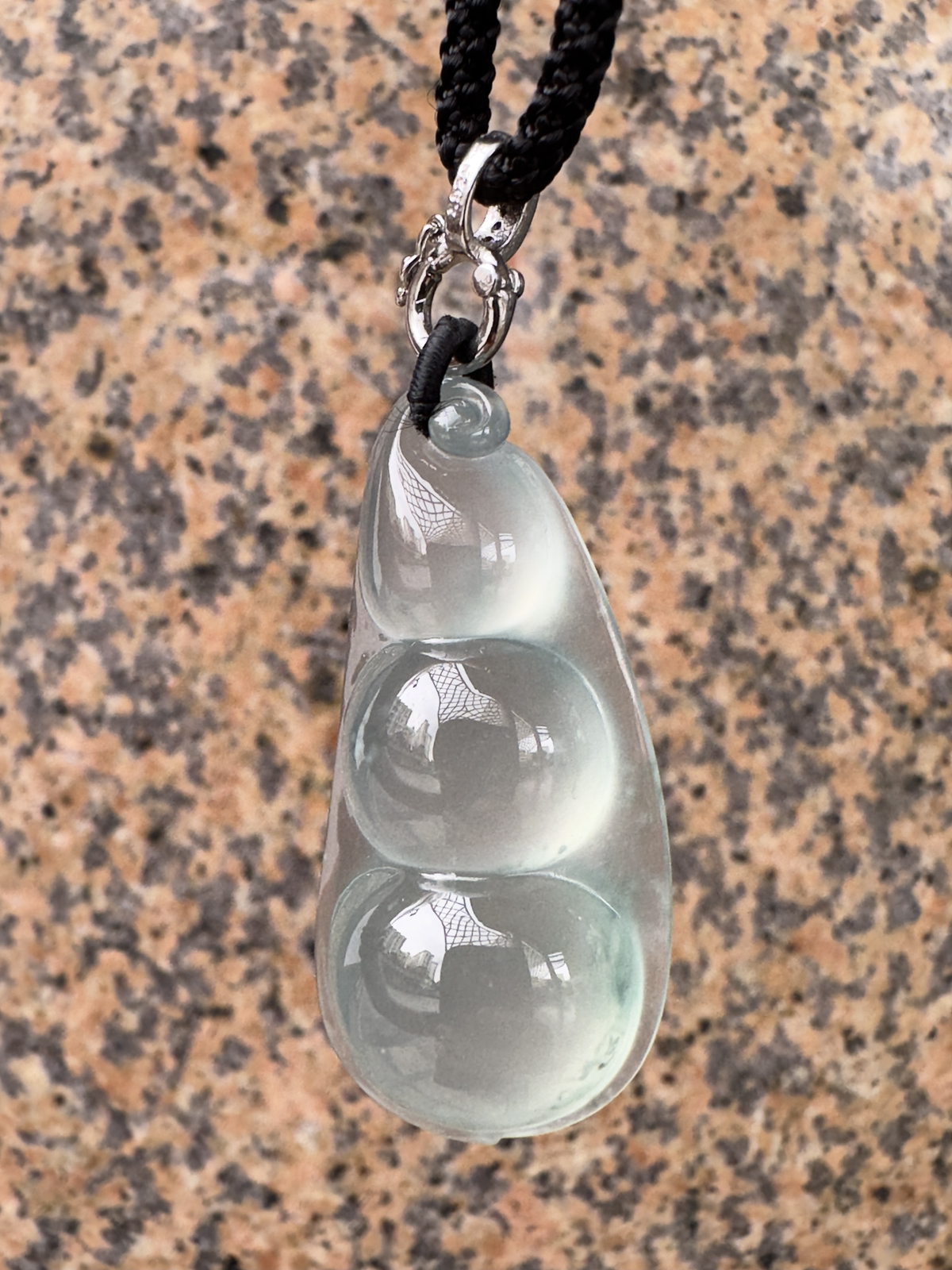 【冰种飘花福豆吊坠】老坑老料，很厚装，种地上乘，冰感十足，通透起光，饱满圆润，收藏品质