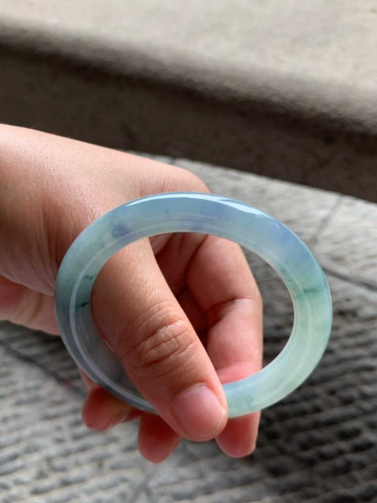 紫罗兰配花圆条手镯尺寸 52.8*9.5*9.5 种质细腻，水润光泽，紫调温婉，花色灵动！