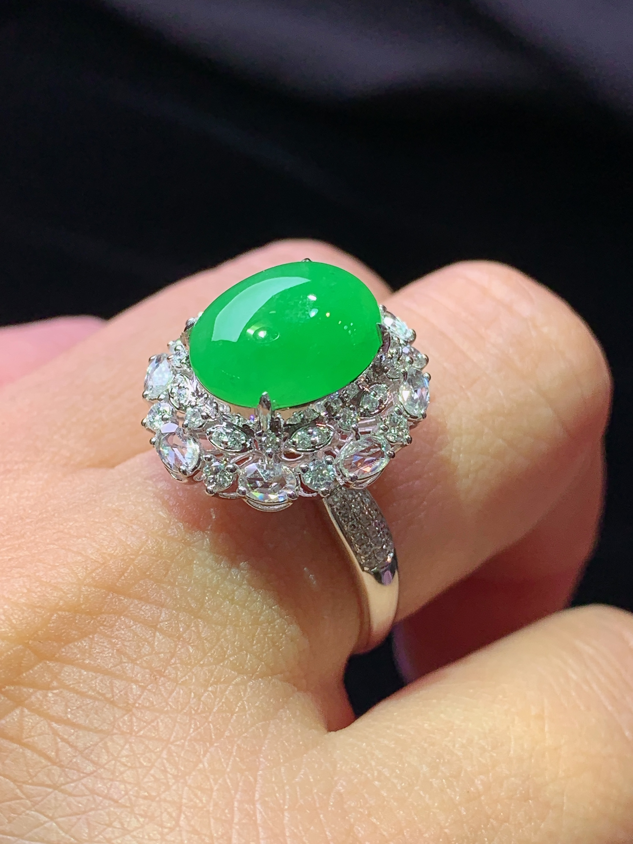18k金钻镶嵌满绿蛋面戒指 玉质细腻 色泽艳丽清新 水润亮眼 圈口14.5 整体尺寸18.3*16.8*13.2k1