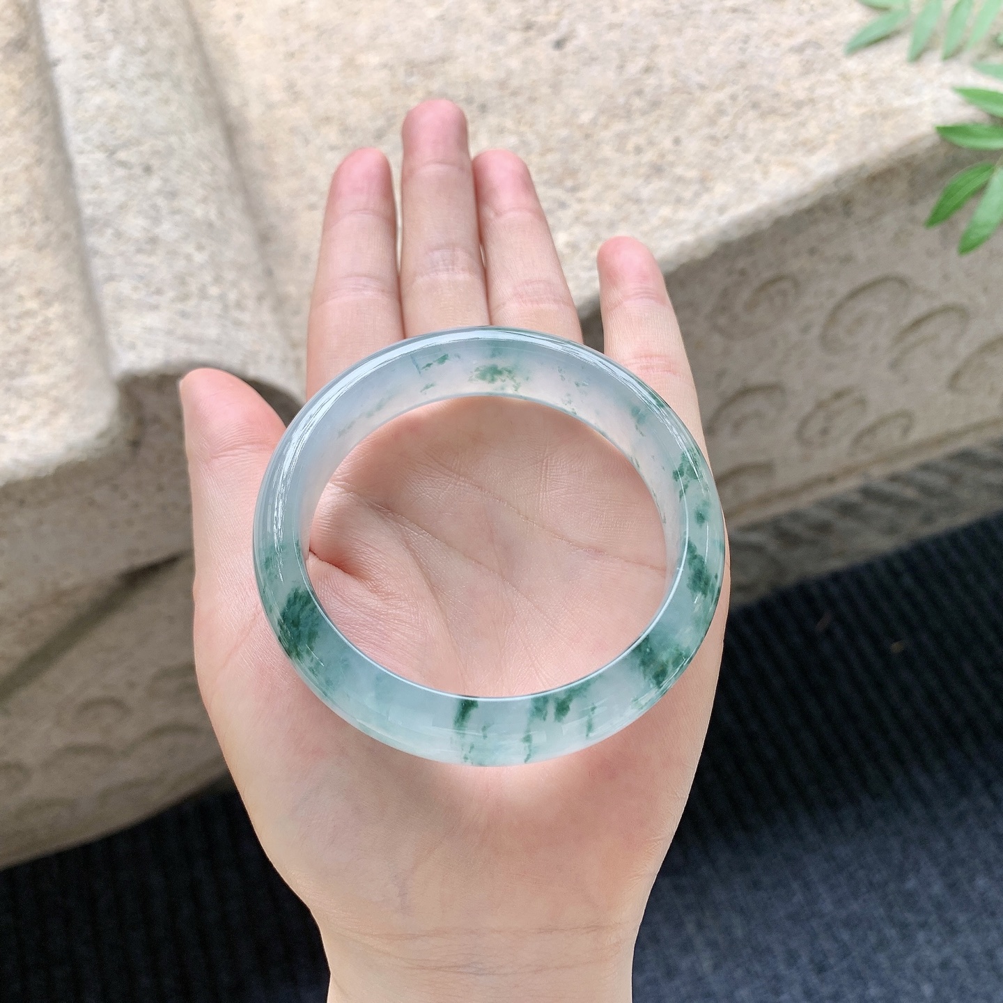 正圈54 55 【圈口】55.7/15.3/7.7 【编码】GH041145 【描述】冰种飘花，清透，水润，种老，细腻，无纹裂