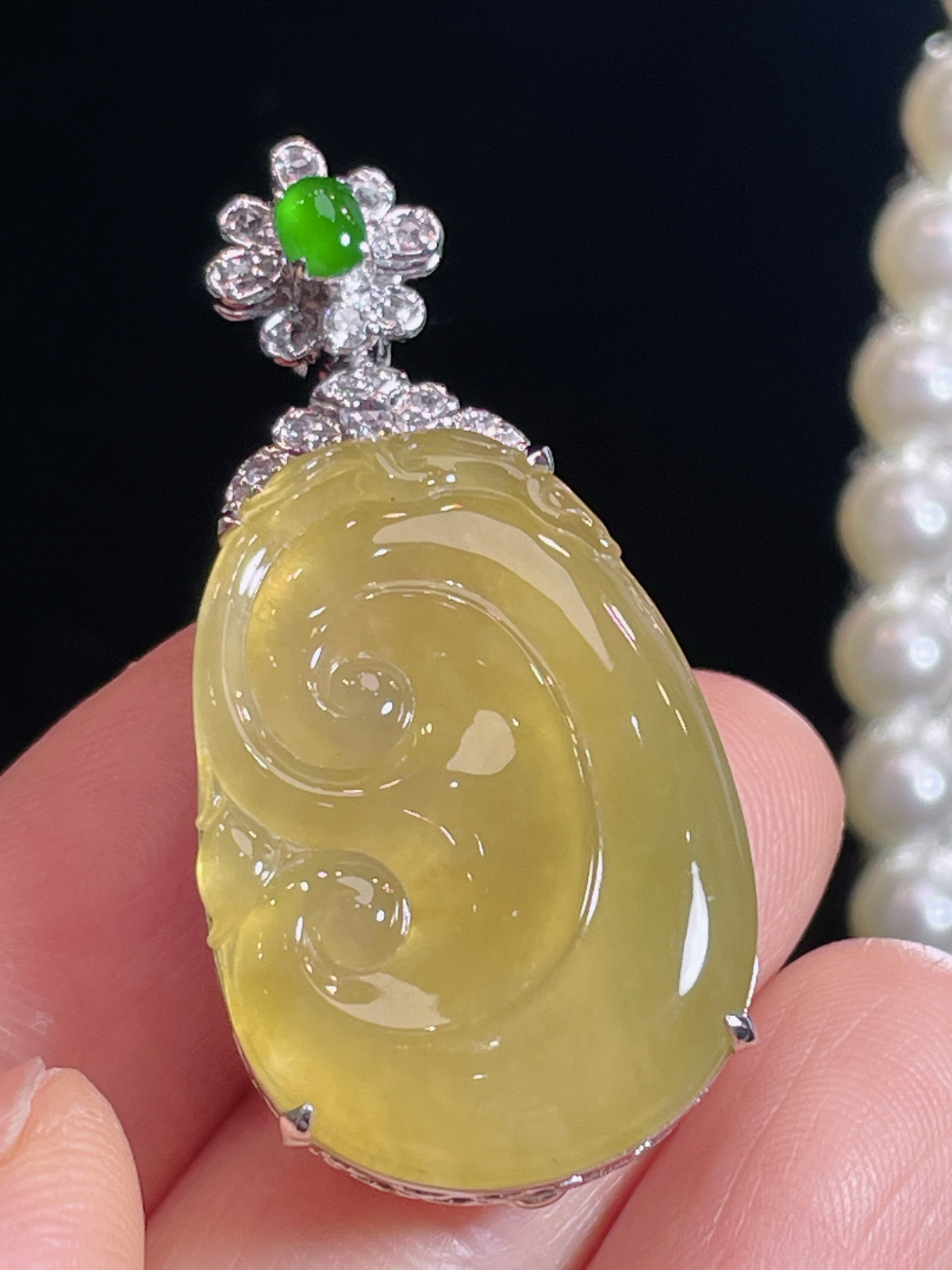 ️天然翡翠冰黄翡如意吊坠
18k金镶嵌钻石 ，细腻水灵..