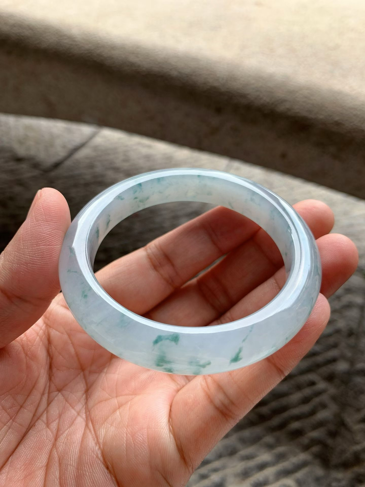 飘蓝花正圈手镯尺寸55.8*11*9 淡蓝底，通透冰凝，胶润水足蓝花灵气飘逸，清冷感拉满！