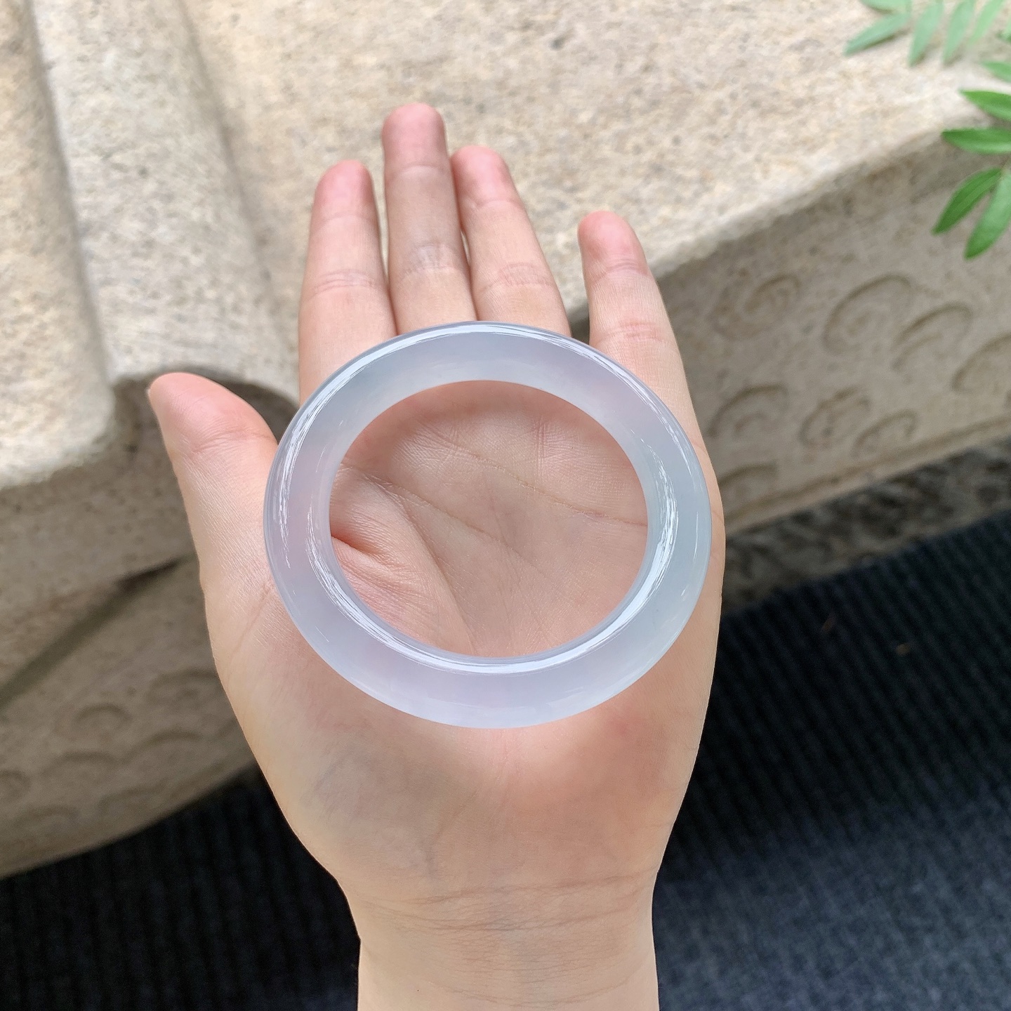 圆条49 50 【圈口】50/9.6/9.6 【编码】LH041143 【描述】冰种，清透，水润，种老，细腻，无纹裂